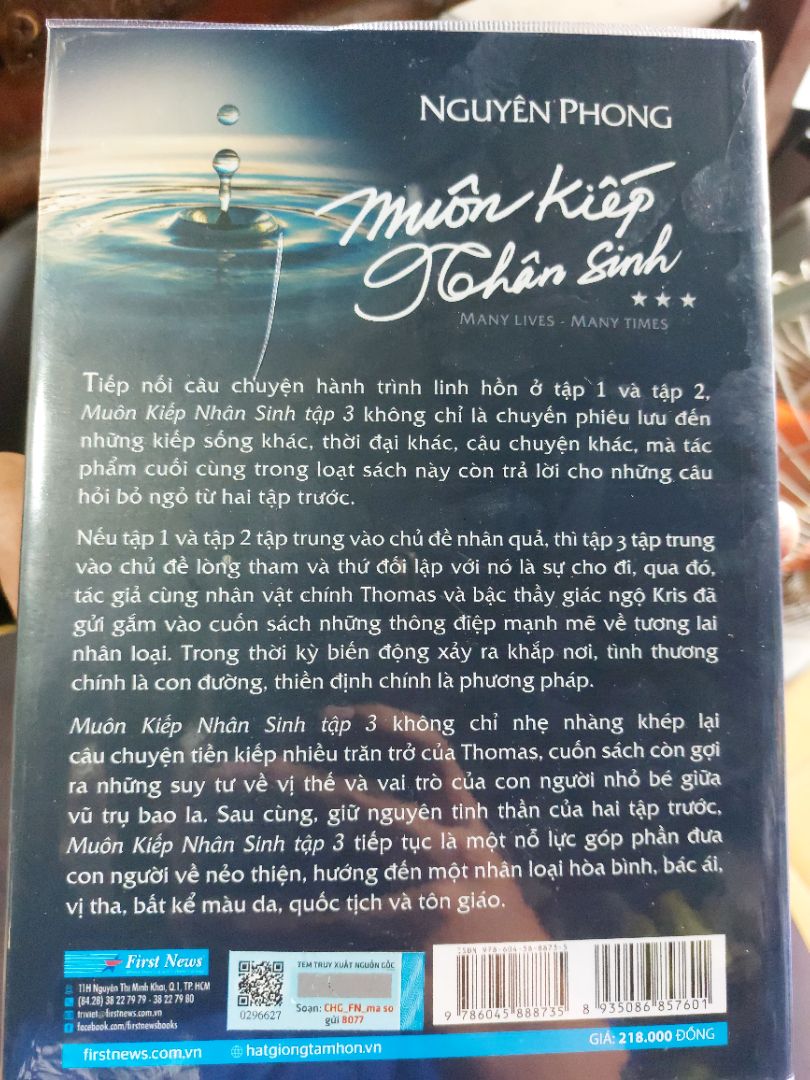 "Nhân Quả đừng đợi thấy mới tin
Nhân Quả là bản chỉ đường, giúp con người tìm về thiện lương" Thế là cuộc hành tình Tỉnh Thức Tâm Linh của những ai đọc Muôn Kiếp Nhân Sinh kết thúc ở quyển 3 rồi. Bộ sách như toa tàu đưa người đến những kiếp sống của ông Thomas, qua cây bút của bác Nguyên Phong hình ảnh ngoài cửa sổ toa tàu là những Kiếp Sống những trải nghiệm Nhân Quả những Bài Học, từng phong cảnh đi qua đưa đọc giả từ cảm xúc này đến cảm xúc khác cũng thú vị thật. Đối với mình Phần 1 là Quyển hay nhất ,còn phần 2 lại cũng ổn riêng phần 3 này thì mình chưa đọc nhưng viết đánh giá trước như thay  lời cảm ơn tác giả . Mình có viết đánh giá phần 2 có phần quá bưng bít đó là do cảm xúc hơi quá hjhj, Anh Vui Lên nói " em viết đánh giá xạo quá ", hjhj 
Muôn Kiếp Nhân Sinh 3 là đoạn hành trình cuối cùng như toa tàu gần trạm dừng xuống, mong các bạn đọc cùng nhà Xuất Bản & Bác Nguyên Phong luôn an lành....vui khỏe./.