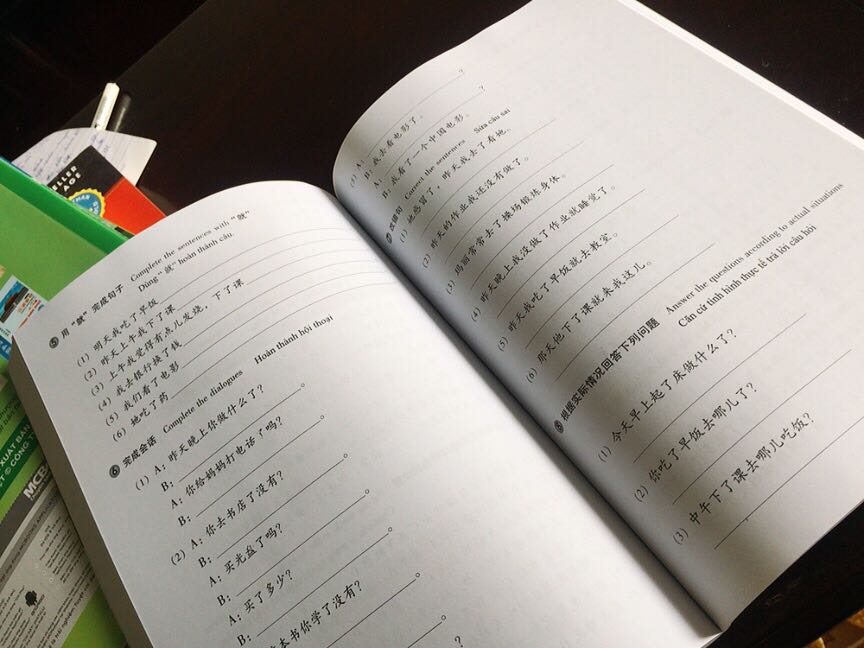 Eo đùa. Mình thích đi TQ lắm. Nhưng bản thân lại ngại học tiếng vì cho rằng nó khó. Nhưng chính niềm đam mê được khám phá TQ mà mình quyết định tìm hiểu và mua bộ sách này về học. Ai dè tự học mà nó lại hiệu quả *** luôn các bạn ạ
Sách trình bày dễ hiểu, có tiếng anh đi kèm và cả bài tập tự luyện về cả viết chữ và đối thoại.
Bạn nào có tiền thì nên mua chọn bộ 6 quyển luôn. Như mình thích đọc cả sách khác nên chỉ đủ tiền mua 2 quyển(tập 1) thôi? nhưng nhất định sẽ mua các quyển còn lại
