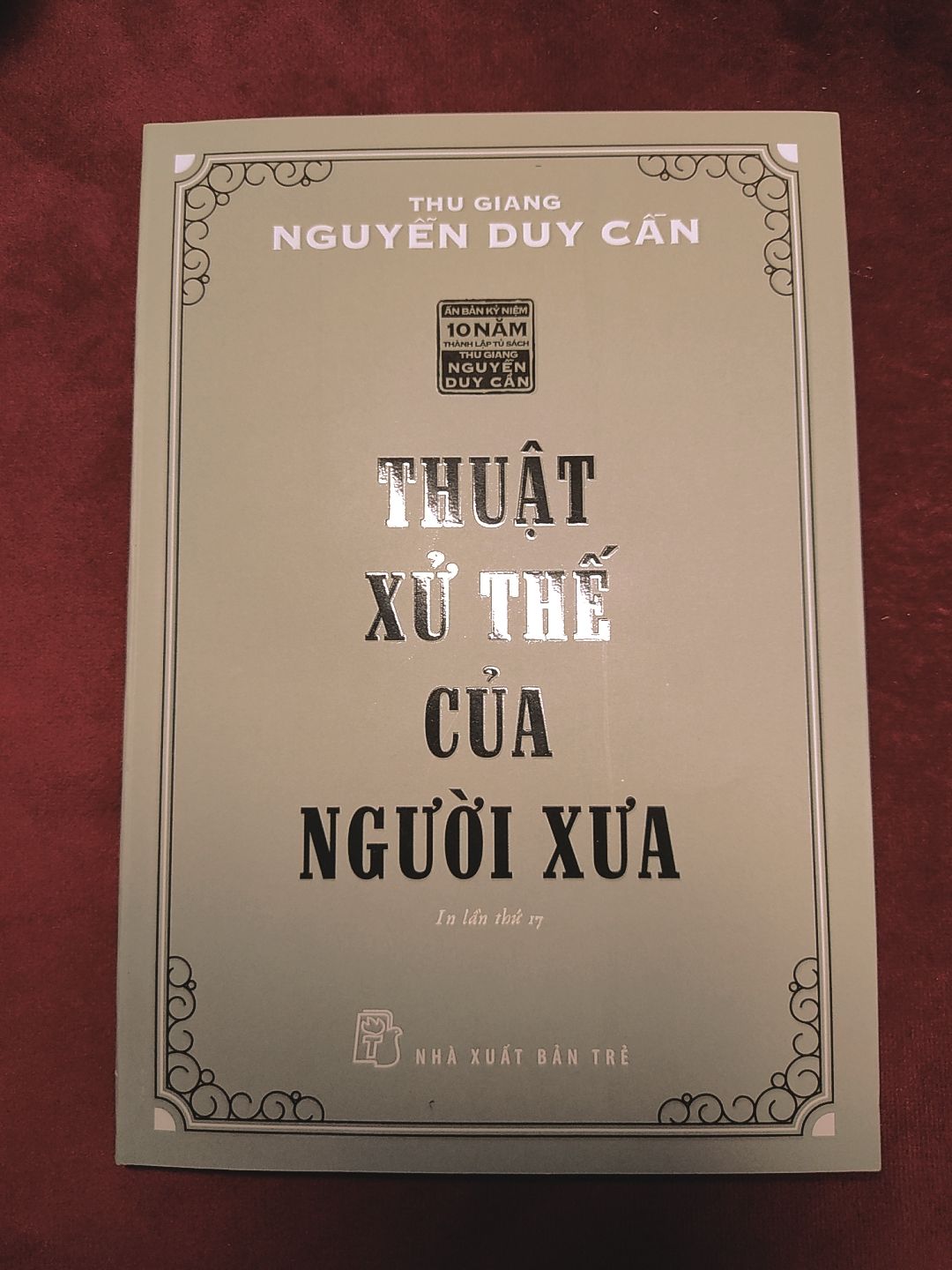 Do yêu thích tác giả Nguyễn Duy Cần nên mình quyết định sưu tầm tất cả sách của cụ. Và mình đặc biệt thích cách thiết kế trang bìa của nà xuất bản trẻ trong bộ sách này. Hầu như cuốn nào nhìn vô là cũng muốn tậu liền :p Cuốn này mình mua còn trong bọc kiếng và đặc biệt thơm mùi sách giấy cũ.