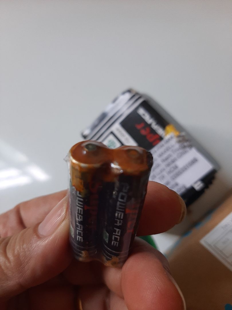 Pin bị sét , bị hư rồi, không sài được Pin bị sét , bị hư rồi, không sài được