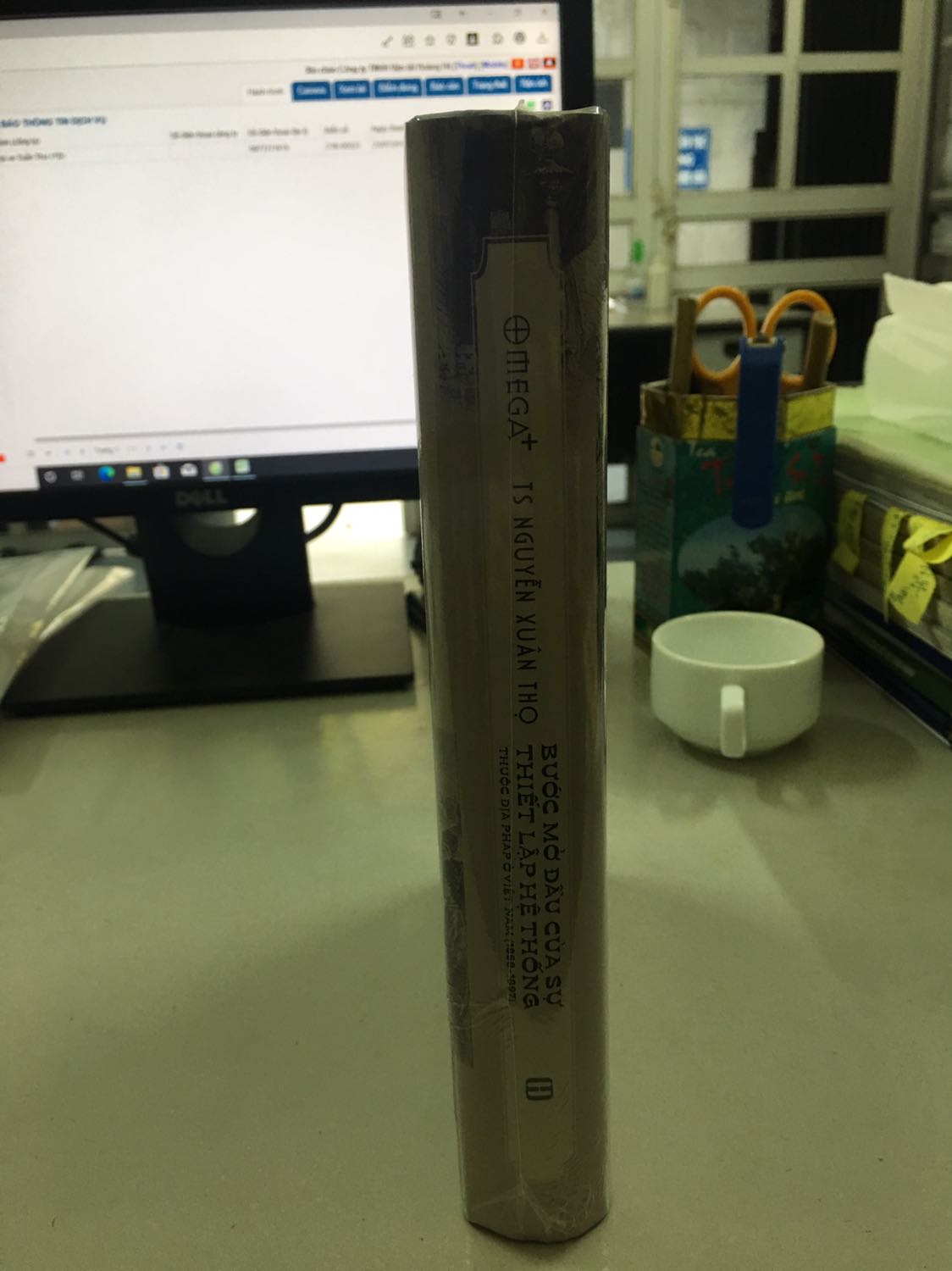 Fahasa bọc sách cẩn thận (có xốp chống sốc), sách còn màng nilon, ưng ý.