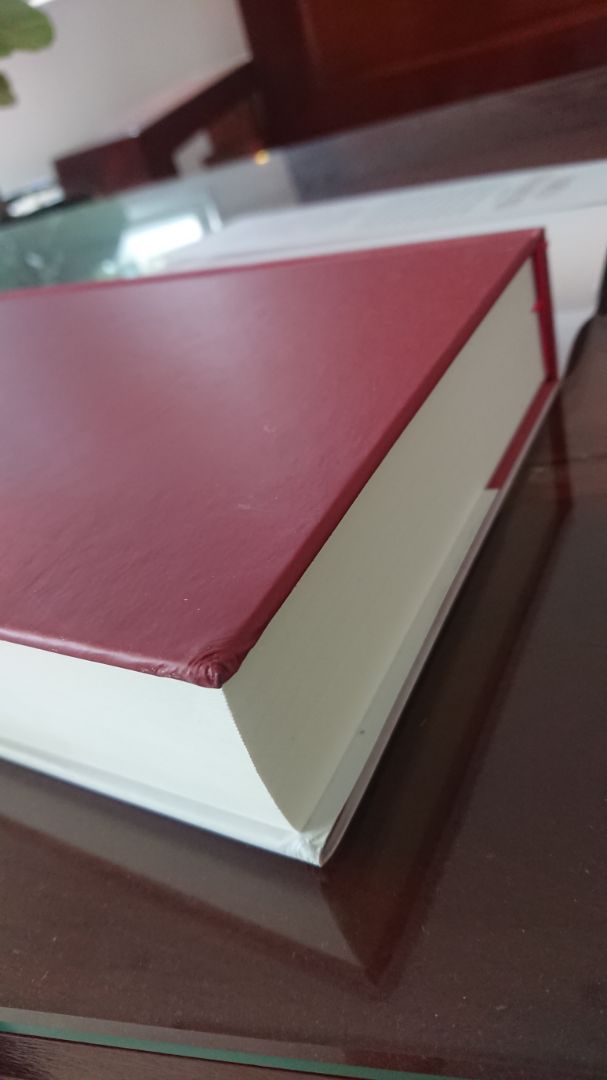 Sách hay nhưng dịch vụ vận đóng gói và vận chuyển quá tệ.
Mình mua 3 cuốn bìa cứng mà chỉ đóng trong 1 hộp catton chật hẹp. Không được đọc xốp.
Giao đến nơi thì hộp bị rách móp hết.
Góc sách bị cong móp rất khó coi.