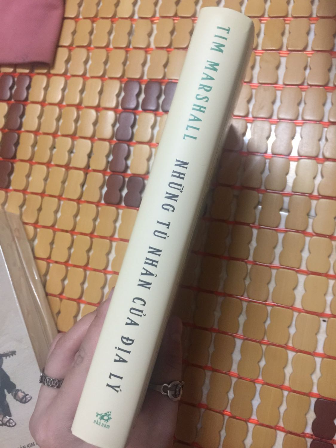 Mình thích cuốn này lâu lắm rùi í, cứ đợi Nhã Nam sale mà cứ hụt mất (vì lúc muốn mua thì chưa sale nhiều, lúc sale nhiều thì mấy cuốn khác mình thích lại sale nhiều hơn). Nhưng hiện tại, Nhã Nam bắt đầu sale 40-60% các loại sách, ko còn 35% như năm ngoái nữa, tuy vậy cuốn này chỉ sale 35% thui, mình mua vì ko muốn chờ nữa, một phần vì có mã giảm 100k và có nhiều xu trong tài khoản nên chốt đơn liền. Hiện giờ có rất nhiều người mua cuốn này vì chiến sự căng thẳng giữa Nga và Ukraine, mình ko biết có liên quan gì đến chuyện đó nhưng mình mua vì thật sự thích, thật sự bị thu hút với cái tên sách và những lời review từ bạn bè. Sách giao nhanh ^^ ship giảm nên chọn giao trong ngày vẫn dc freeship 
Sách nguyên vẹn, đẹp, nhỏ gọn hơn tưởng tượng