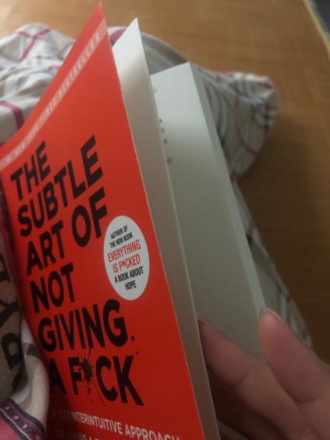 Sách giao nhanh nhưng mà bìa bị rách ở gáy, bìa trông cũ và sờn 🥲