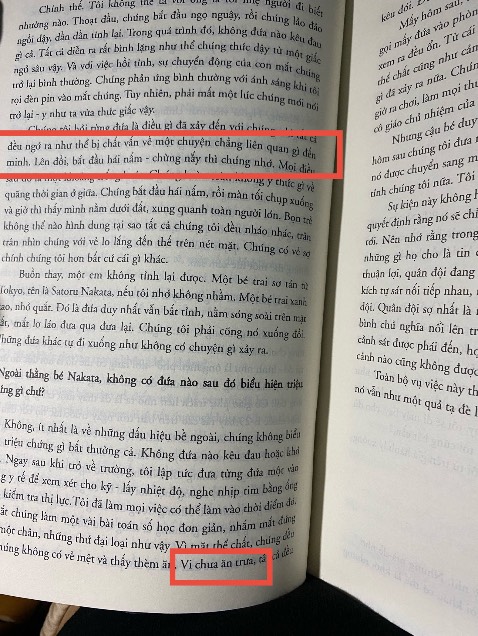 Sách được bán bới tiki traiding nên mình nghĩ cuốn sách là sách thật, mình cũng mới đọc tới trang 36 thôi song riêng trang này đã mắc 2 lỗi từ ngữ nên không biết đây là do nguyên nhân gì. Khả năng bữa nào sẽ tới cửa hàng của Nhã Nam để check thử quyển này, với một nhà sách lớn như Nhã Nam mà thực sự có tình trạng này thì mình hơi buồn ạ.