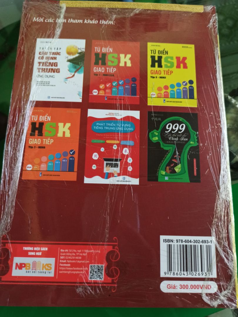 Thứ nhất E thấy cái bìa sách không giống với hình nhà bán bán. Thứ 2, sách giá gốc in trên bìa là 300k, không giống như nhà bán để là 399k. Làm lúc mua mình đi so sánh thấy 2 chỗ bán cùng giá mà s giá gốc n để khác nhau mà các bìa giống khoảng 90%, khác chỗ tác giả, "Một sự kết hợp của Trương Quân - Nhật Phạm" và "夏北生-Nhật Phạm". mình không biết hai cuốn này là 1 hay là 2 cuốn khác nhau nên lúc mua đã phân vân. nếu khác nhau thì có nghĩa là mình đã bị ***. còn giống nhau thì k có gì. Tóm lại làm tốn một mớ time đi so sánh 2 cuốn này r mới mua với lại nhà sách nên để lại giá nha, 300k vs 399k n khác nhau xa lắm :)).