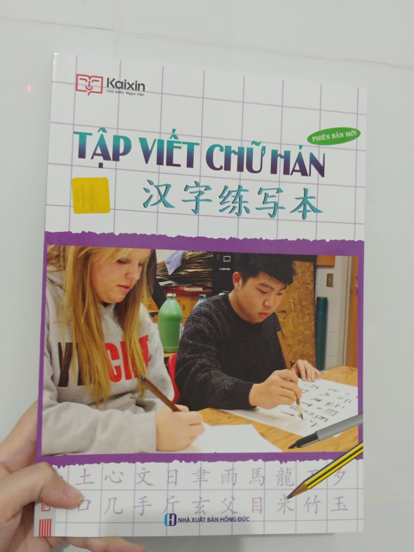 Tiki giao hàng rất nhanh, đóng gói siêu cần thận và đẹp, sách cũng hoàn hảo nốt.
Nội dung thì là luyện chữ thui, như cách các bạn tô chữ hồi nhỏ vậy :)), có điều ở trong sách có cách dùng app để xem video học và file nghe nên rất là ưng nhé!