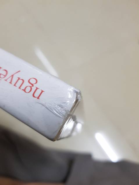 Tiki lần này đóng gói cho mình rất tệ. Chỉ đóng gói 1 bọc bong bóng dán mép phía ngoài. Mình trong Nam đơn từ kho Hà Nội ship vào mà đóng gói như vậy thì khi nhận bảo đảm phải cấn, móp hư góc sách. Sách giá trị cao, mình mua về sưu tầm mà bị như thế này thì mất hết giá trị sách. Thật sự không hài lòng về cách đóng gói hàng kiểu này.