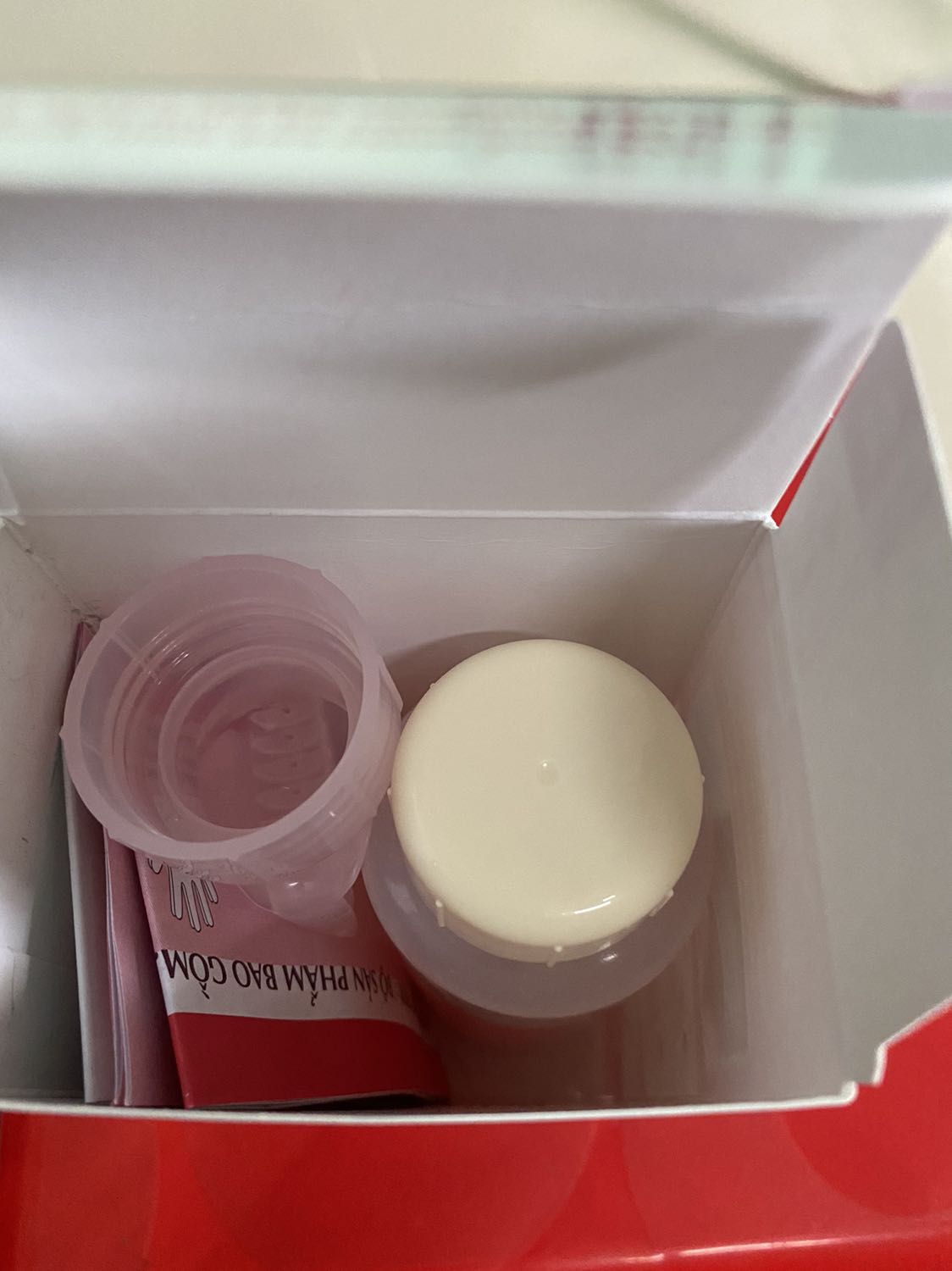 Sản phẩm oke, nền tóc đen thì lên màu đỏ ít chứ hông đổ lè như trên hình đâu, nhìn ngoài nắng mới thấy ánh đỏ, trong mát hông thấy.