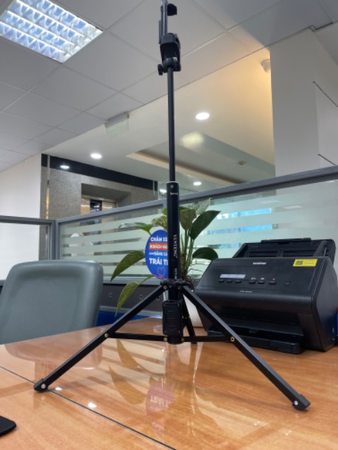 Chưa được gọn phần chân lắm, phần gắn điện thoại phải vặn ốc, ko có lò xo cho tiện, nói chung rẻ, tạm được, livetream thì ok hơn.