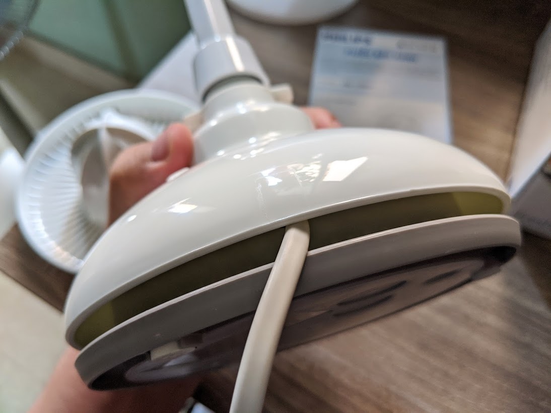 Biết đến máy này sau khi phụ trách vị trí "vắt cam" bên nhà bạn.

Mình thấy hơi khác ở chỗ Made in Sloven, còn của mình là BIH (Bosnia and Herzegovina), chắc cũng là 1 do khác năm sx. Khác chỗ nữa là chỗ sợi dây điện không có lỗ khoét.

Chữ khắc lazer rõ ràng, sắc nét, có phiếu bảo hành 2 năm bằng tiếng Việt, mà sao Tiki để trên web là bảo hành 18 tháng?

Vì đã dùng thử và rất thích nên mình bất chấp chọn luôn, ngoài ra các mẫu khác tương đương có giá thấp hơn nhiều. Tóm lại, mẫu này rất đáng sở hữu