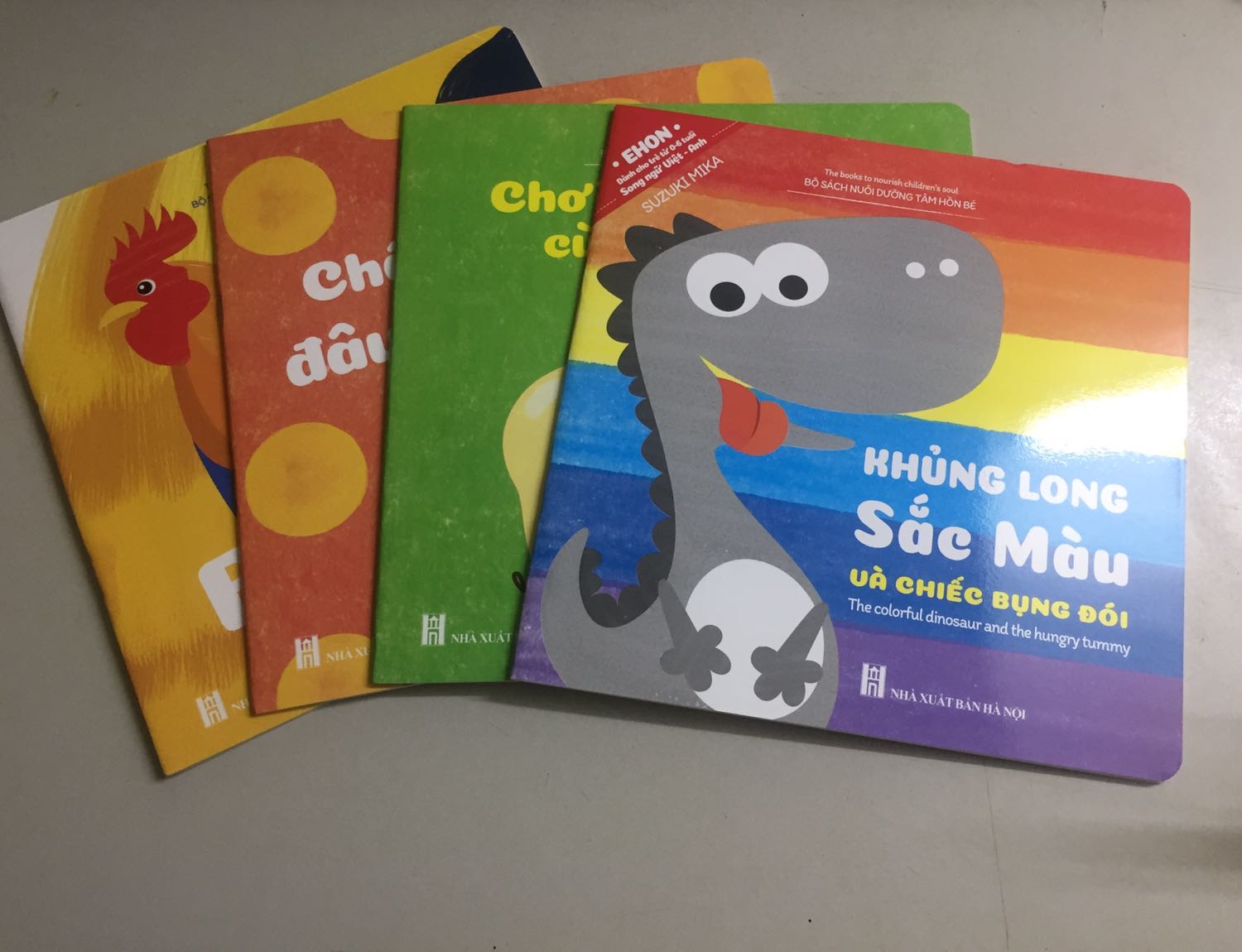 Bộ sách Ehon nuôi dưỡng tâm hồn trẻ thơ, bao gồm 10 quyển truyện ngắn được minh hoạ bằng hình ảnh với nội dung gần gũi, dễ hiểu với trẻ nhỏ. Bao gồm nhiều chủ đề khác nhau như màu sắc, hình khối, gia đình, cảm xúc... Thiết kế đẹp mắt và có video kèm theo giúp phụ huynh dễ dàng tương tác, hướng dẫn cho các bé