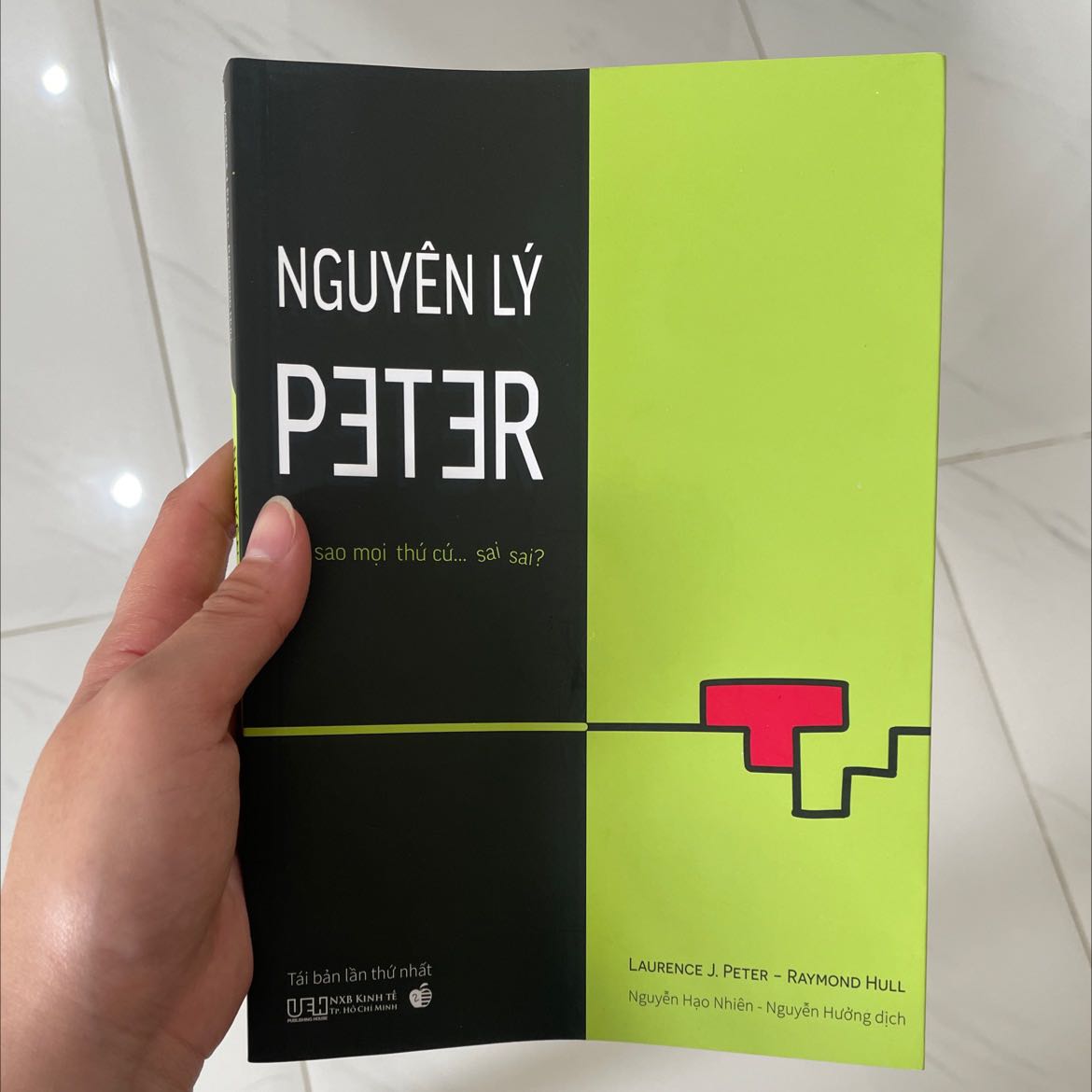 Quyển sách cho những ai đang "hoang mang" không hiểu tại sao nỗ lực ko mang lại thăng tiến, khi "cố gắng chứng minh năng lực" đa phần toàn phản tác dụng. Đây ko phải sách nghiên cứu tâm lý nhé, là quan sát thành vi đưa ra quy luật vận động, ngoai ra tac gia cho thêm vài gợi ý lý thuyết, người đọc tự suy ngẫm và áp dụng được co tình trạng bản thân. Cách nhìn của tác giả thực tế và châm biếm, nhiều ví dụ thực tế nên dễ ngấm và tạo động lực áp dụng (thực ra những ai cần đọc quyển này đều có sẵn bức xúc không lối thoát giồi, đành thử nghiệm chứ sao giờ :D ) quyển sách đáng đọc, có thể kết đọc thêm Barking up the wrong tree...