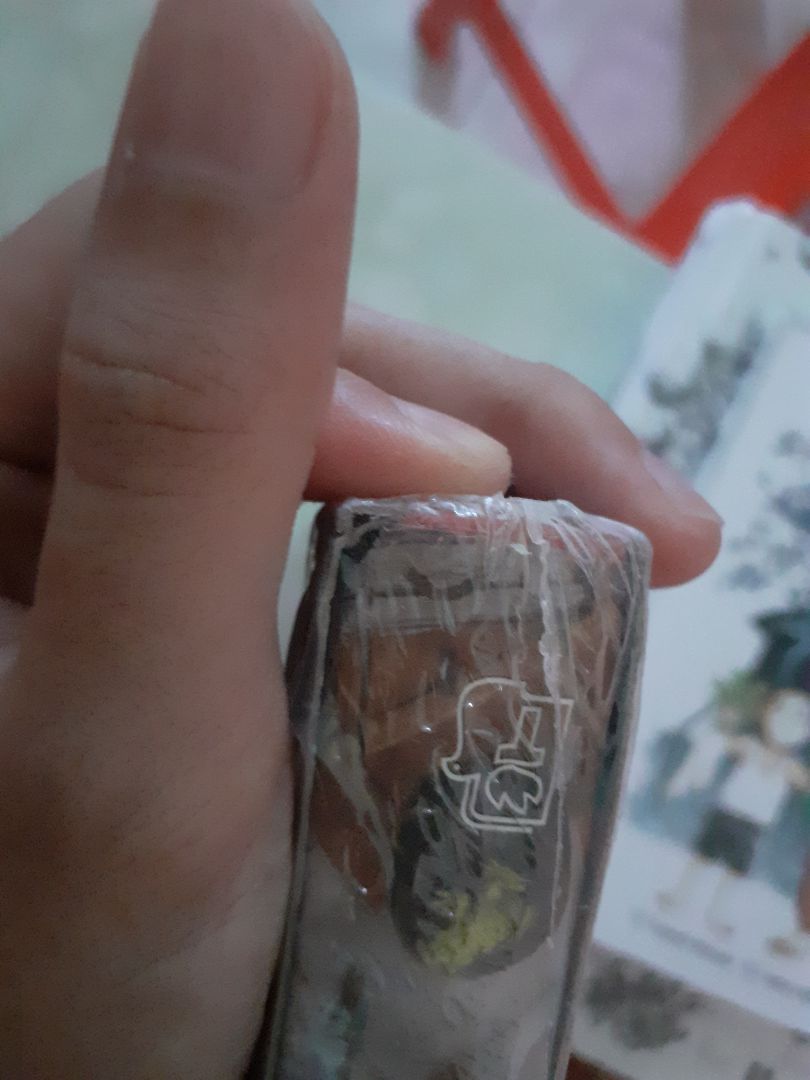 🥺 Đóng gói không thể sơ sài hơn, cái hộp nát không thể nát hơn. Hy vọng tiki sẽ có thêm nhiều hộp có kích thước đa dạng hơn hoặc/và có thêm giấy, bọc chống sốc để đóng gói sp.
Về cuốn HP này: khổ cực to, bìa cứng, in màu siêu xịn, nhưng bị móp hết 1 góc do vận chuyển rồi 😭