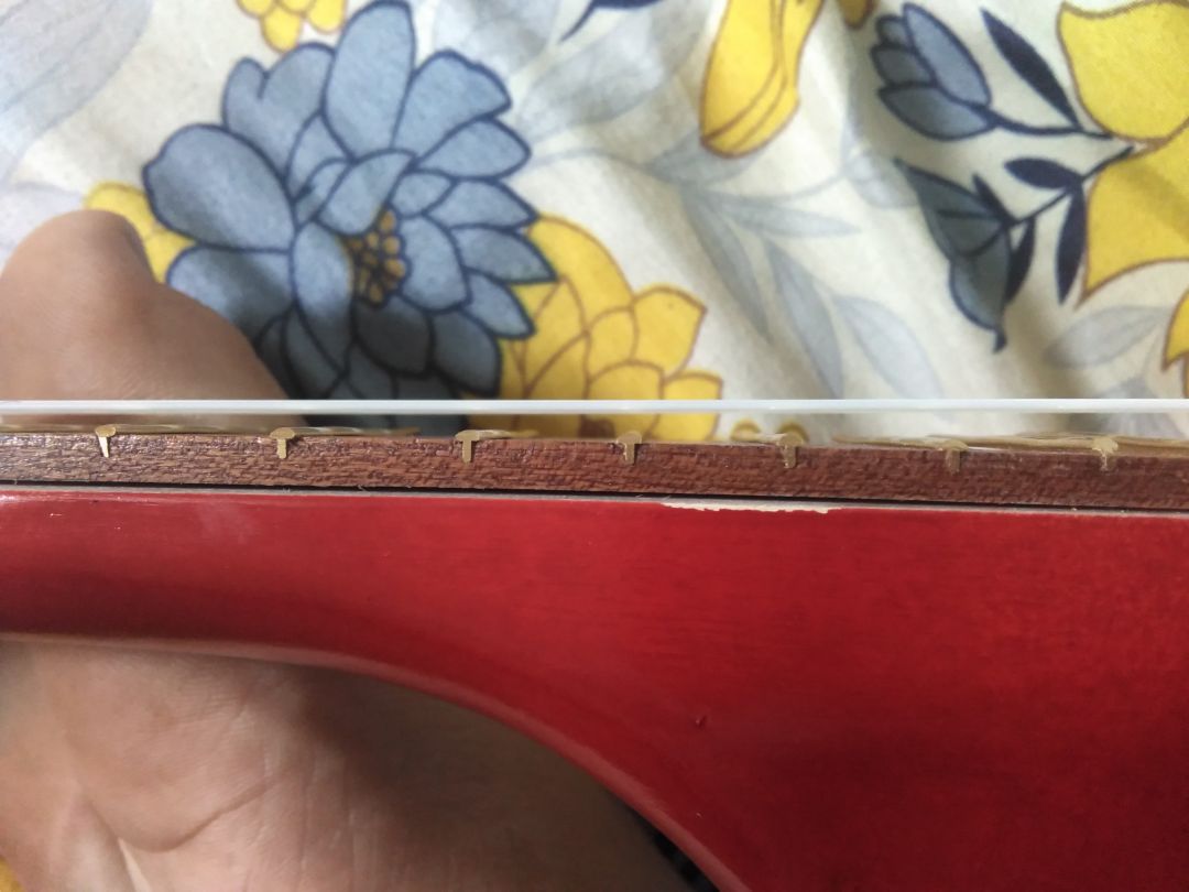 đàn đểu thực sự, lệch tùm lum, dây thì chỉnh tý là chán, hợp âm thì bấm dây thì rè