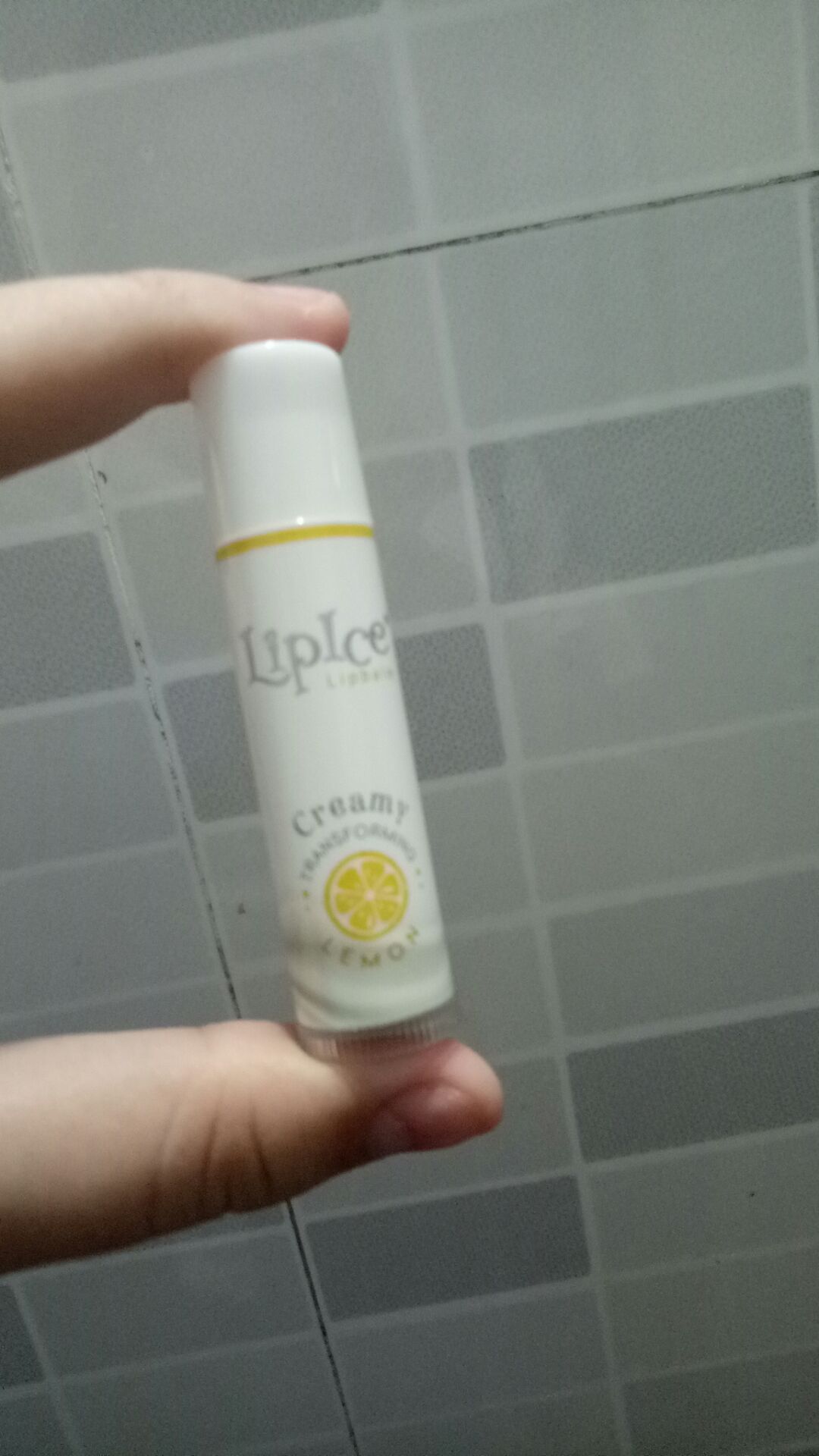 son nhỏ gọn dễ mang theo. Dùng Lip ice lâu năm rồi nhưng bây giờ mới mua mùi chanh. Son rất thơm như đập cả một quả chanh đường vào môi. chỉ cần thoa một lớp nhẹ thôi đã rất mềm môi, không quá bóng, sau khi thoa xong cảm thấy mát mát môi. tô thêm một lớp son màu lên trên là vừa đẹp. Tiki giao hàng khá nhanh. Shipper thân thiện.