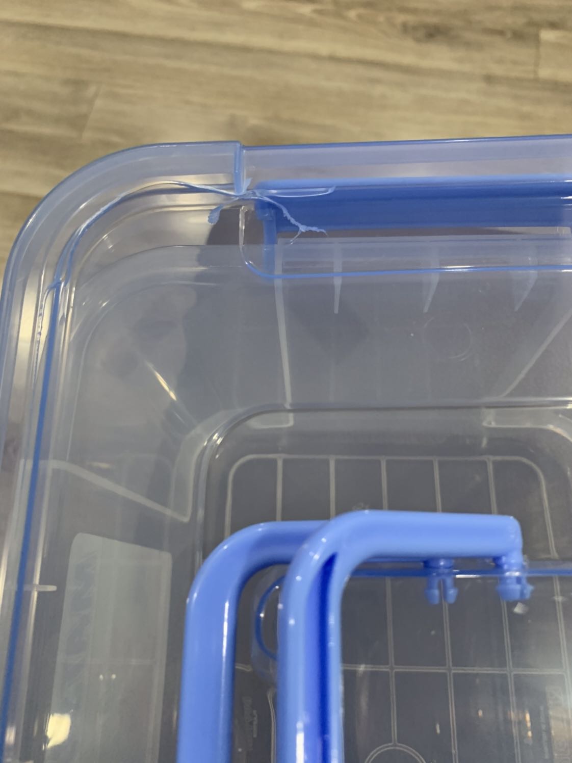 Sản phẩm giao bị nứt vỡ. Tiki đổi giúp mình