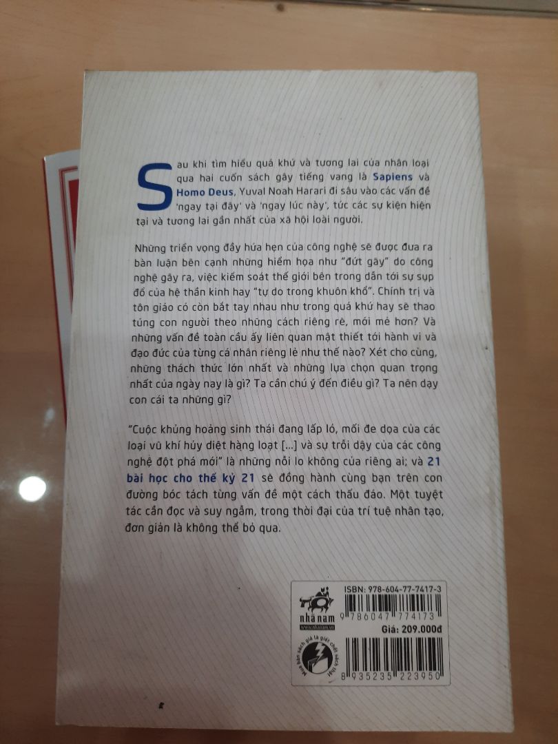 Lần này quá thất vọng với tiki. Dù giao hàng nhanh nhưng chất lượng sản phẩm quá tệ. Mình đặt mua 2 cuốn, cuốn "21 bài học cho thế kỉ 21" đầy bụi, dơ và cũ như sách tồn kho. Cuốn này mình mua để tặng sinh nhật  bạn mà chất lượng thế này đây.  Không lẽ mang cuốn sách cũ mèm bụi bặm dơ thế này đi tặng ng khác, bìa sách mà trắng nên dơ là thấy liền, vậy mà cũng gói hàng gửi khách. Đặt mua sách mới mà thành ra cũ. Quá thất vọng.