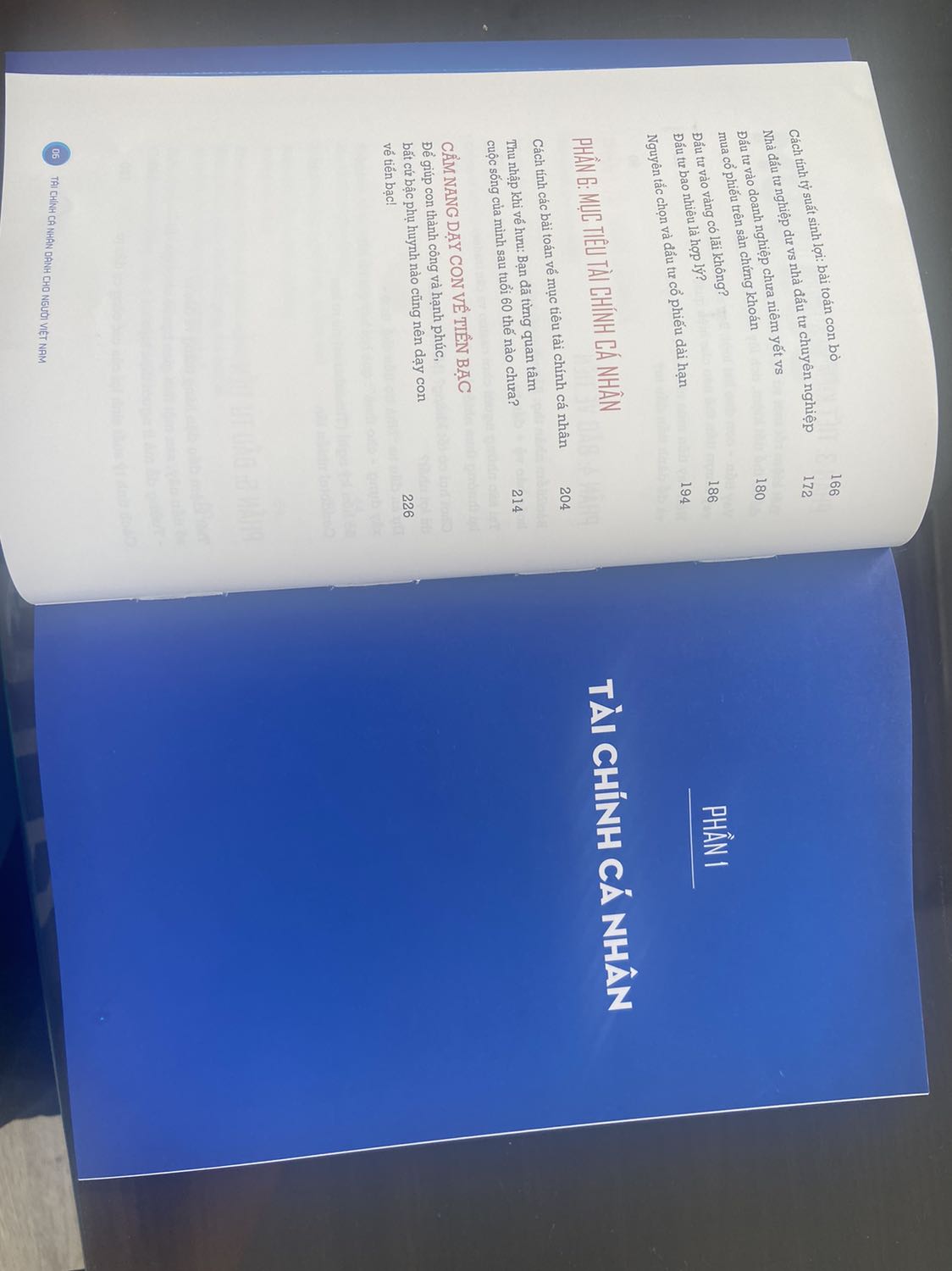 Tiki giao hàng nhanh. Về nội dung: do tác giả là người việt nên cách viết gần gũi dễ hiểu. Sách dành cho người mới bắt đầu tìm hiểu về tài chính cá nhân nên viết hơi thiếu chiều sâu. Phần nào cũng nói nhưng cái nào nói cũng ít sơ sơ. Những người đã tìm hiểu về tài chính cá nhân rồi thì không cần đọc. Sách đẹp nhưng mắc quá. Tác giả chủ yếu viết sơ sơ để hướng người đọc tham gia khoá học của tác giả là chính. Nên cuốn này không thấy được sale off bao giờ. Chúc mọi người tìm đc cuốn sách phù hợp và canh được sale tốt