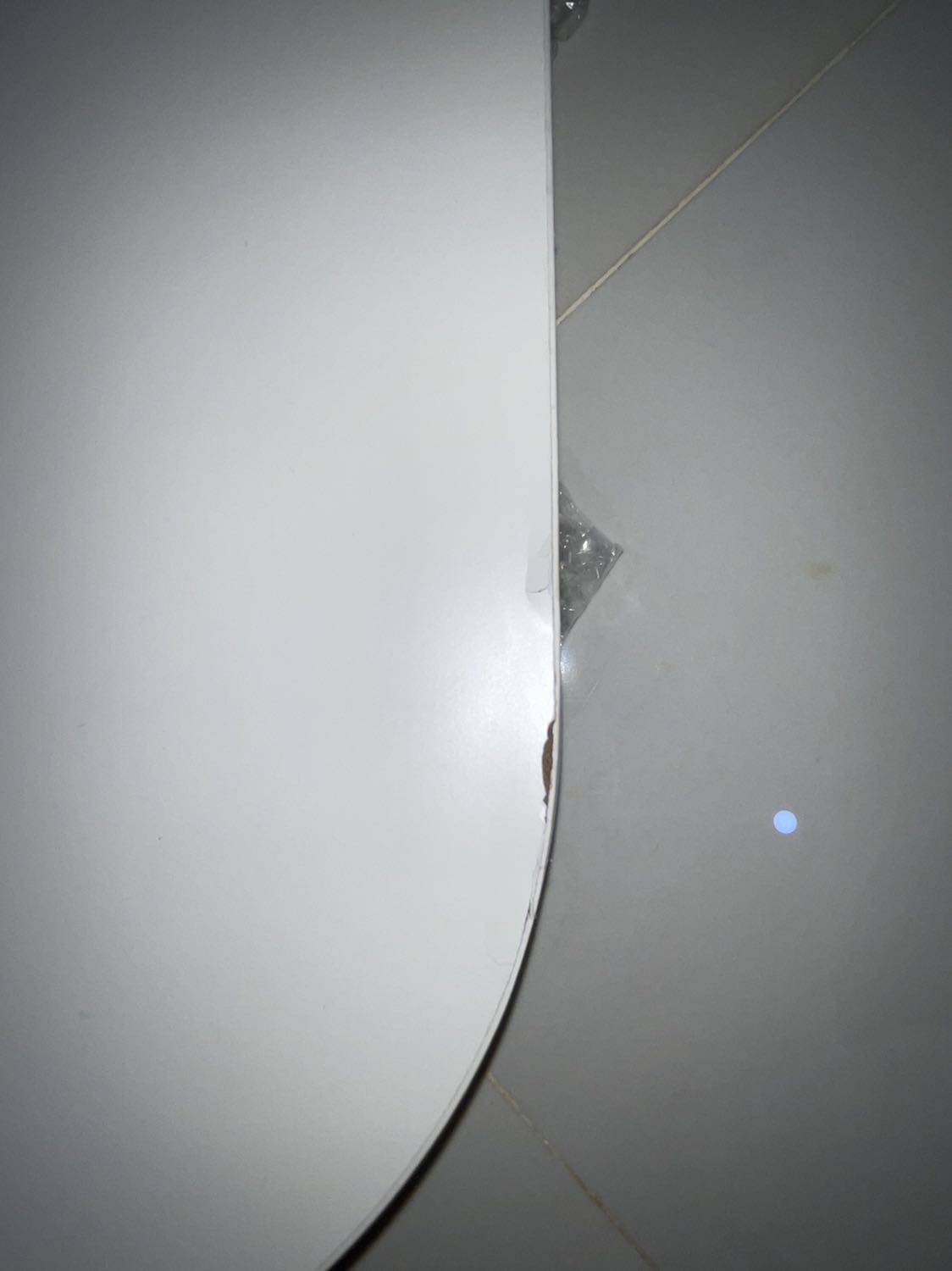 Bàn khi giao bị trầy bong tróc hết hai bên mép, giữa bàn bị thủng một lỗ đen ở giữa mặt bàn và trầy lỗ chỗ. Nếu hàng kém chất lượng thì không nên xuất kho và giao cho khách. Rất mất uy tín và thời gian.