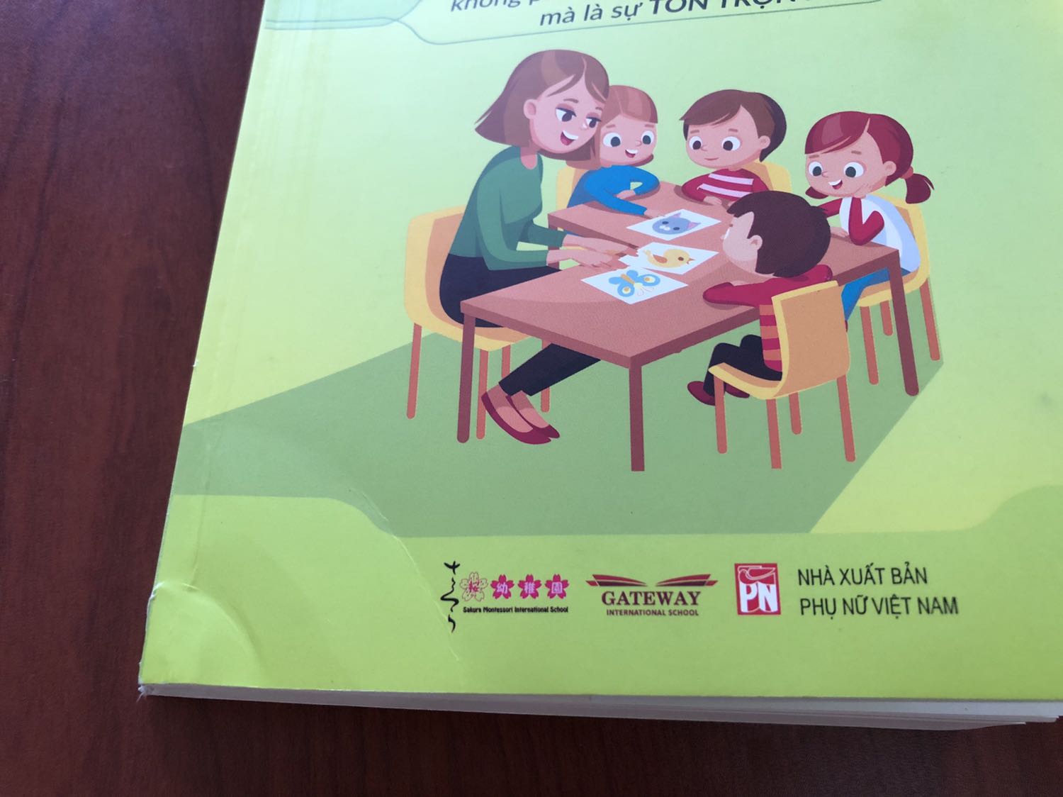 Sách bị móp( góc hộp có lỗ hổng rách mà mình quên ko chụp ). Nội dung chính đã xem qua khá hũu ích, có điều sách đóng chưa chỉnh chu lặp lại số lượng trang lớn từ trang 65 đến trang 72 và từ trang 73 đến trang 80