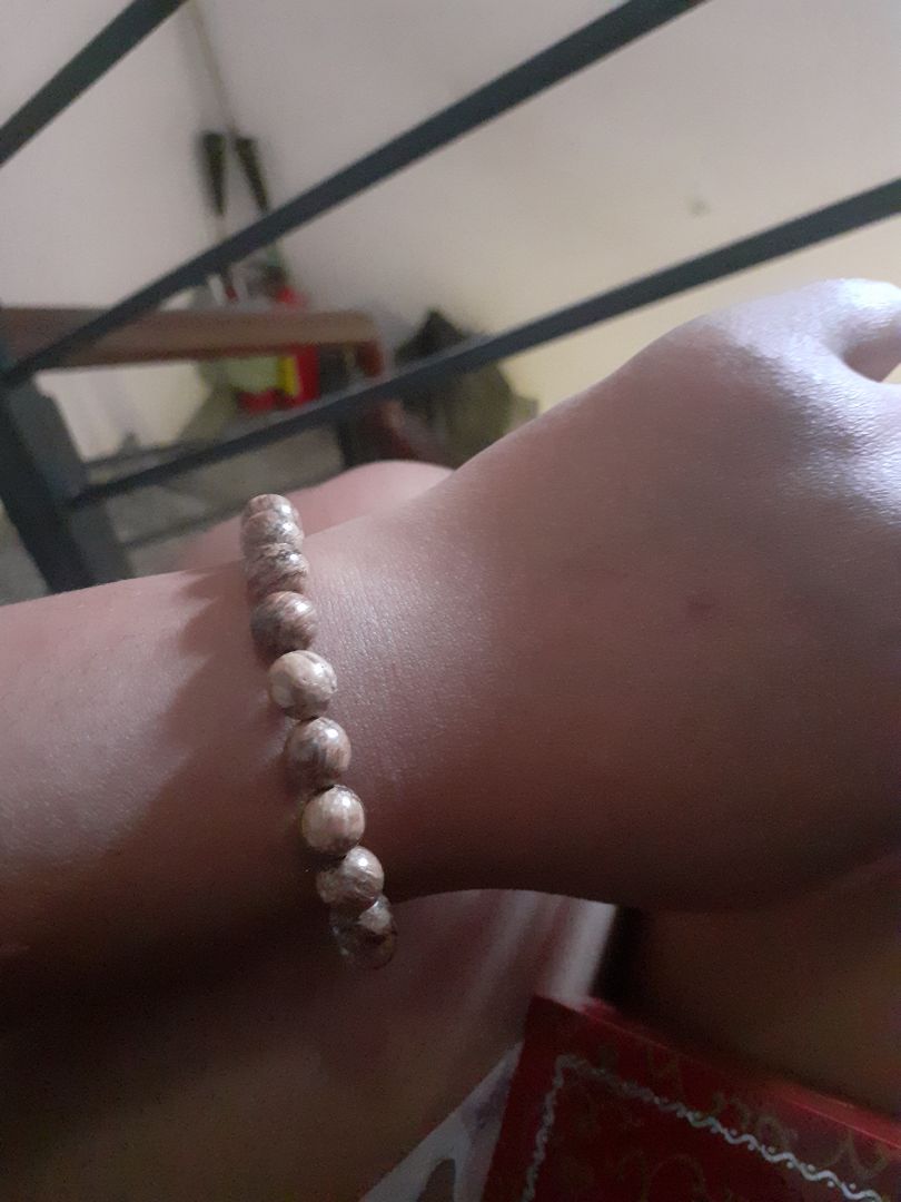 m thấy trong hình tưởng hạt to nhưng hạt hơi nhỏ cũng ko có mùi thơm lắm ko biết có phải trầm hương thật ko nhưng m nghỉ là giả