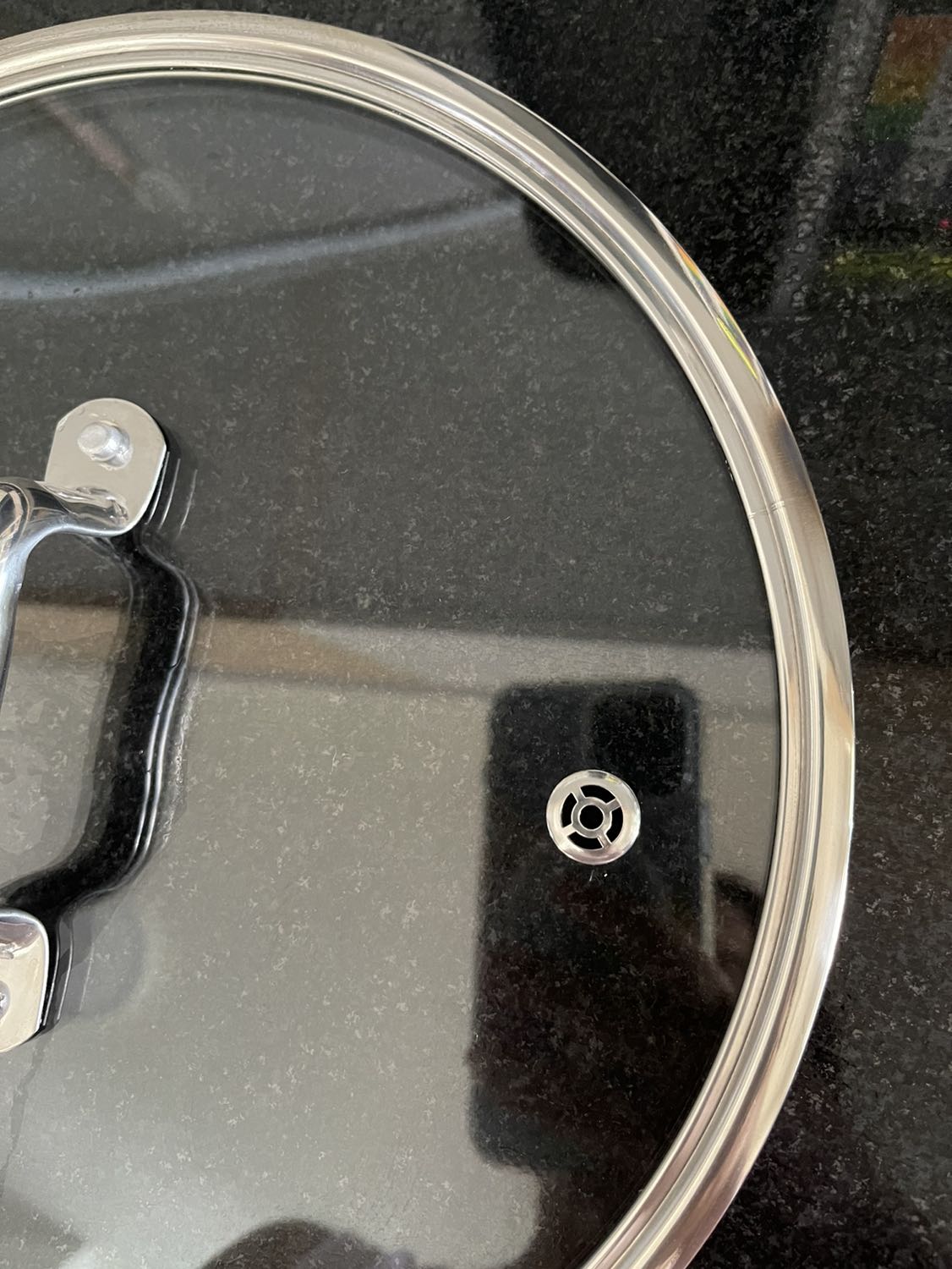 Nồi đẹp và cứng cáp nhưng mình ko hài lòng cách giải quyết từ phía cskh của tiki. Mình vừa khui ra dùng lần đầu tiên thì thấy 1 vết ố trên nắp nồi. Đã liên hệ tiki nhưng phía tiki đã từ chối hỗ trợ vì quá 48 hour kể từ thời gian giao hàng mặc dù mình đã giải thích là dùng lần đầu.