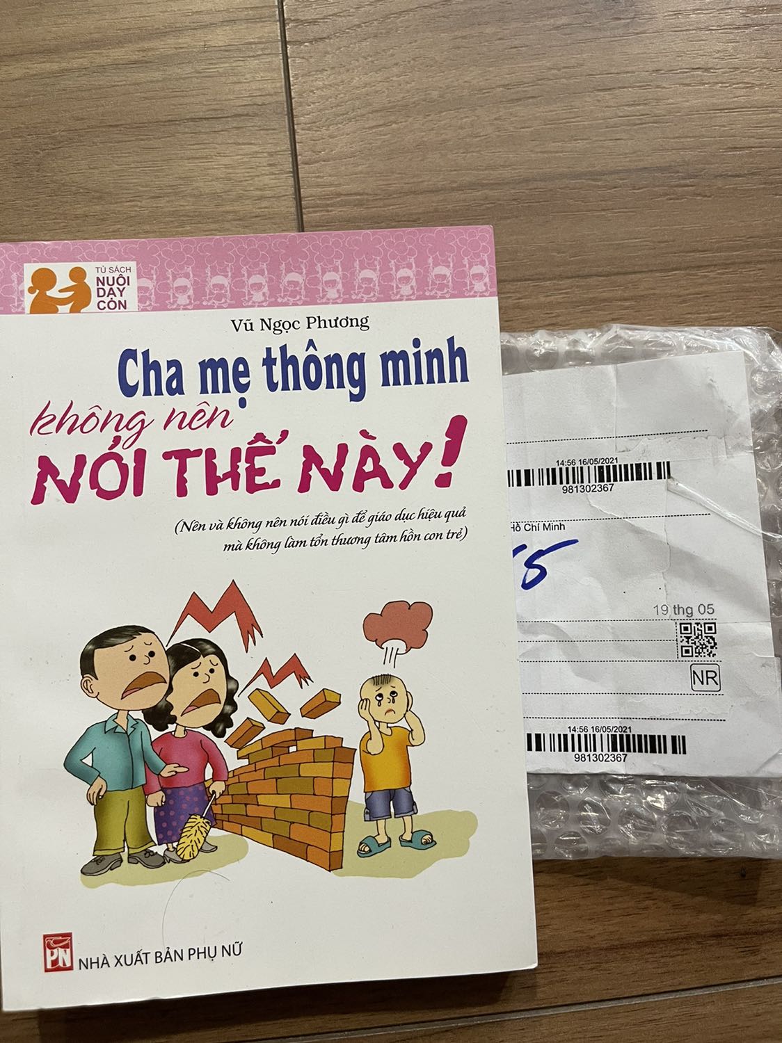 Em mua sách kỹ năng nói chuyên với mọi người mọi lúc mọi nơi sao lại giao cho e cuốn này ạ? vui lòng đổi lại hộ em nhé. Sao lại giao nhầm cho e vậy?