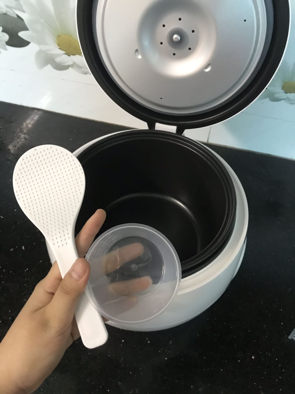 Với giá 699k là giá ổn..
Nồi có vẻ to nhưng cầm lên ko hề nặng.
Nắp nồi hơi khó ấn.. nghĩa là phải dùng lực 1 chút nếu k để ý thì nó k vào nấc.
Vì xunh quanh nồi là nhựa lên khi mới dùng vẫn còn mùi. Như những nồi 1,8 2 lít thì ngta dùng nhôm xung quanh.
Nhưng nồi này là nhựa ( phần quanh mâm nhiệt ý)
Nấu thử 1 bơ gạo.. 20p là chuyển sang warm. Tổng thời gian chín cơm tầm từ 30p đổ lên..
Trên web thông tin là 1 lít, nhưng trên vỏ thông số là 1,08 lít. Chênh lệch k đáng kể
Tiết kiện điện năng là 3 Sao khá ổn với những nồi cùng giá tiền.?
Có kèm 1 cái cốc nhựa đong.. nhưng với người việt mình chắc là thứ vô dụng rồi ?
Nấu cơm xong thì ko có mùi nhựa như ban đầu cắm thử.

Điểm trừ 
- Ko có giá hấp.
- Mình đun nước thử trc thì có mùi nhựa.
- Ko có chỗ cắm thìa cơm.