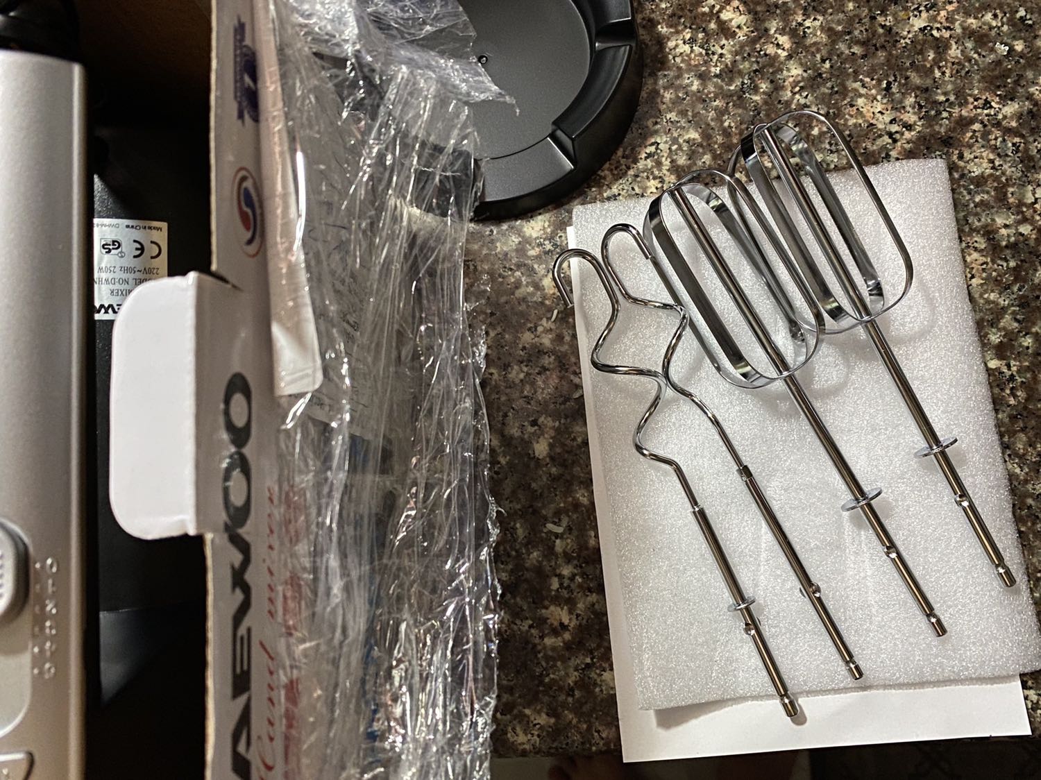 Mình vừa nhận hàng, và thấy 2 thanh trộn bột bị lỗi. Tiki vui lòng liên hệ giải quyết giúp ạ.