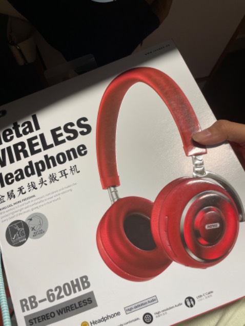 Âm thanh thuộc dạng chữa cháy, màu ok, nhẹ, hộp bị móp và tai bên trong dính bụi như là để lâu lắm trong kho mới lôi ra nhỉ.