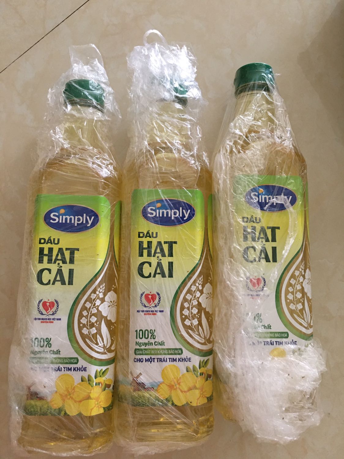 Sản phẩm được bọc nilong quấn quanh mỗi chai, không có dấu hiệu đổ vỡ và rò rỉ dầu hay bung nắp! Trong thùng có quấn chống xốc bằng bìa catong mỗi chai riêng! Ngoài cùng là thùng của Tiki ! Thung Đã bị rách te tua chắc do dầu ăn nặng và chỗ mình hai hôm nay mưa rét nàng Bân cuối mùa! Nhưng thùng rách không ảnh hưởng đén sản phẩm! Với cả anh giao hàng với qua trời đồ to và nặng vật vã đang cần giao mà vẫn mỉm cười tươi roi rói, nói nhẹ nhàng, lịch sự và thân thiện hết chỗ chê! 
Date thi tháng 11/2023 xa tít cơ! Lâbf đầu mua dầu Hạt cải! Màu sắc chuẩn xịn mà mình mê “Vàng óng ánh”! 
   Vote chobTiki và sản phẩm 5 sao vàng nha