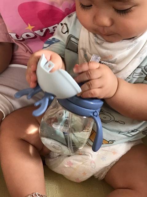 Bình đẹp, có tay cầm kèm theo que rửa ống hút, dây đeo vừa với bé .