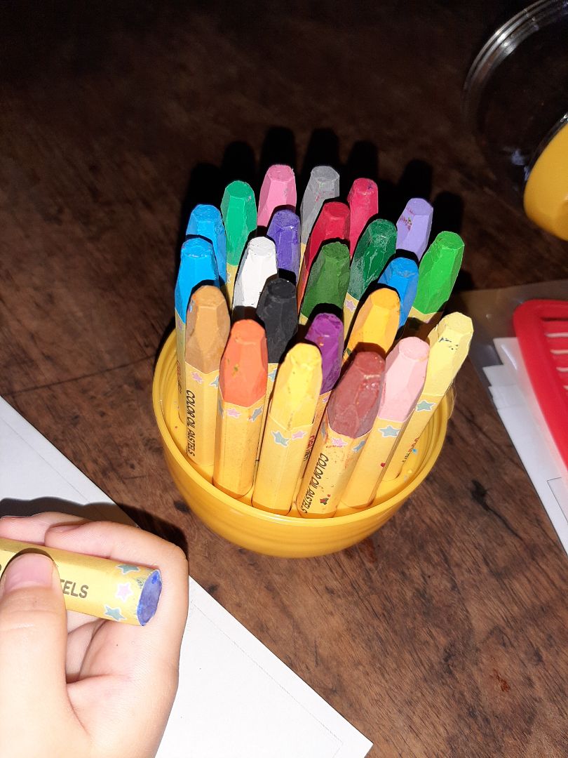 màu lên đẹp đều màu... nhưng cho bé nhỏ tuổi cỡ bé 3t nhà mình thì chơi tô màu loại này nên chơi cùng bé vì màu rất mềm... có thể cắn gãy...