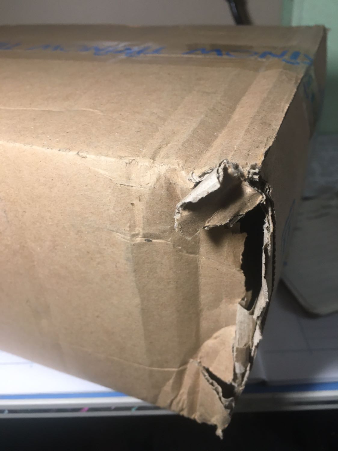 Tiki đóng hàng không chắc chắn, cũng không có bọc chống sốc hay túi nilong bọc sách. Có lẽ do vận chuyển mà hộp rách tanh bành làm bụi bẩn lọt vào và vài cuốn sách bị móp bìa một chút. May mà sách đẹp và không bị tổn hại quá nhiều.