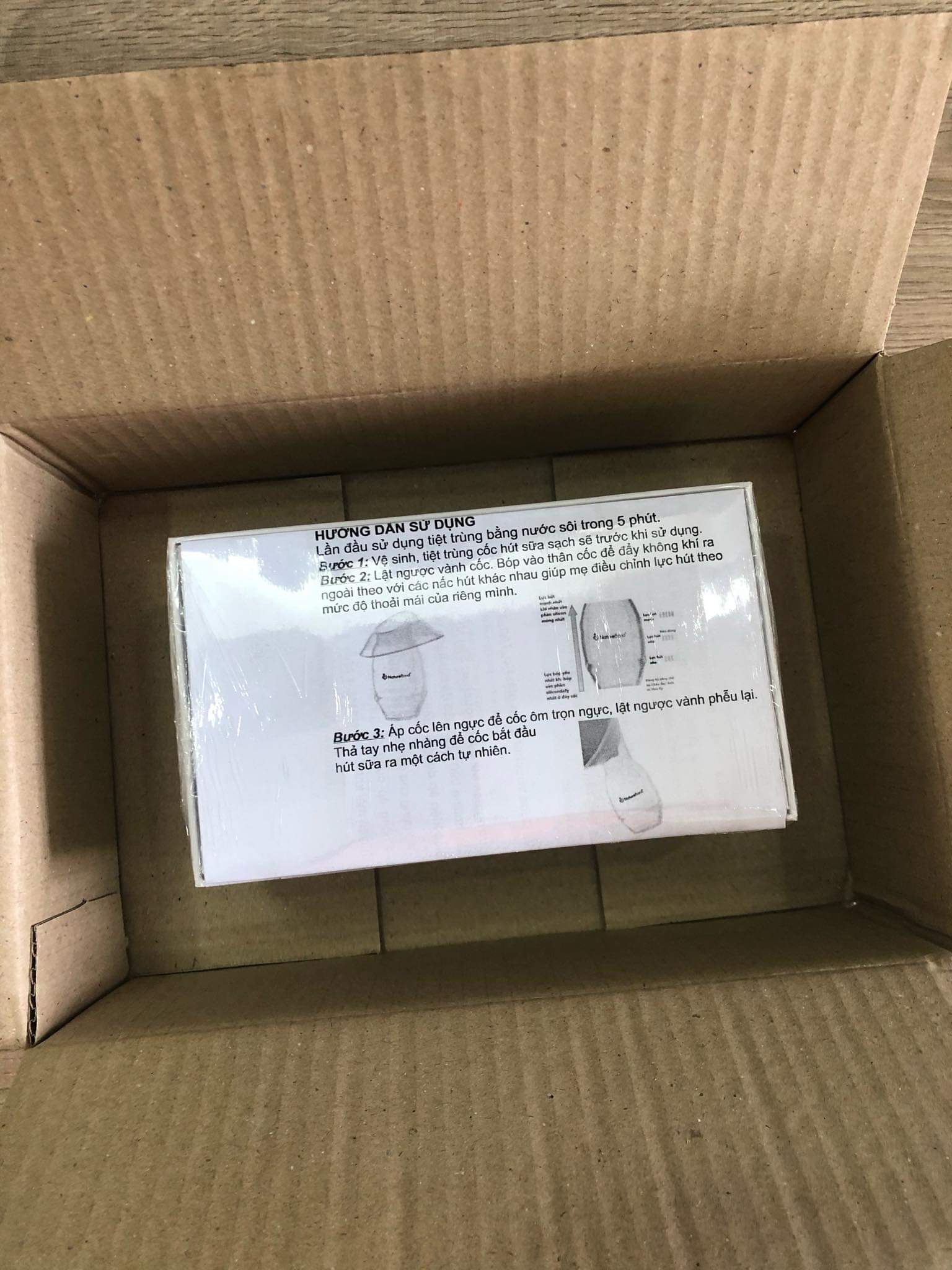 Hộp như hộp ip. Được đập hộp IPhone phễu, haha. Mình hứng 2 bên luôn là 140ml. Cốc dính chặt không bị rớt. Bình thường cho bú một bên, hút một bên thì cũng được 90 mỗi bên. Giá có cao hơn nhưng phải dùng mới biết nó tốt thế nào. Chất lượng đâu so sánh được khi chưa dùng. Đáng tiền lắm luôn.