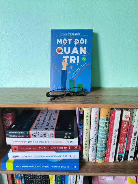 Sách mang thiên hướng kể chuyện, kể cả thành công lẫn thất bại. Kinh nghiệm quản trị và trải nghiệm thực tế của Giáo Sư giúp chúng ta nảy sinh khá nhiều ý tưởng trong suốt quá trình lãnh đạo doanh nghiệp. Nội dung sâch rất thực tế, ko mang hàm ý "nổ" như những chuyên gia thiếu kinh nghiệm. Rất nên đọc
