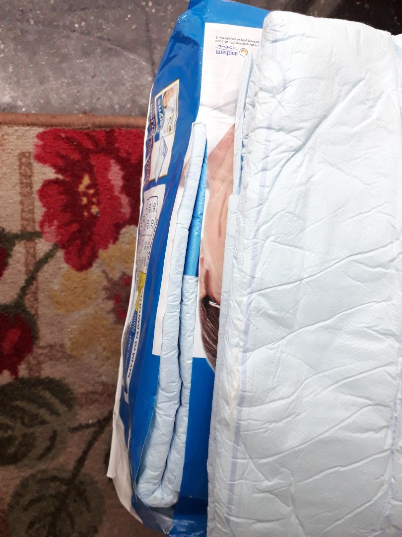 Khi mua hàng Tiki mình rất tin tưởng về chất lượng cũng như khâu đóng gói. Nhưng lần này đơn hàng tã dán này mình không hài lòng khi sản phẩm bên trong bị rách bao và miếng tã chỗ rách đó cũng có vết rạch làm hỏng luôn 1 miếng. Anh giao hàng thì dễ thương, nói chuyện rất lịch sự, mình cũng dễ thương lắm nha vì thấy đóng lộn  hàng của người mua khác vào cùng cái thùng hàng của mình, mình đã alo để trả lại.