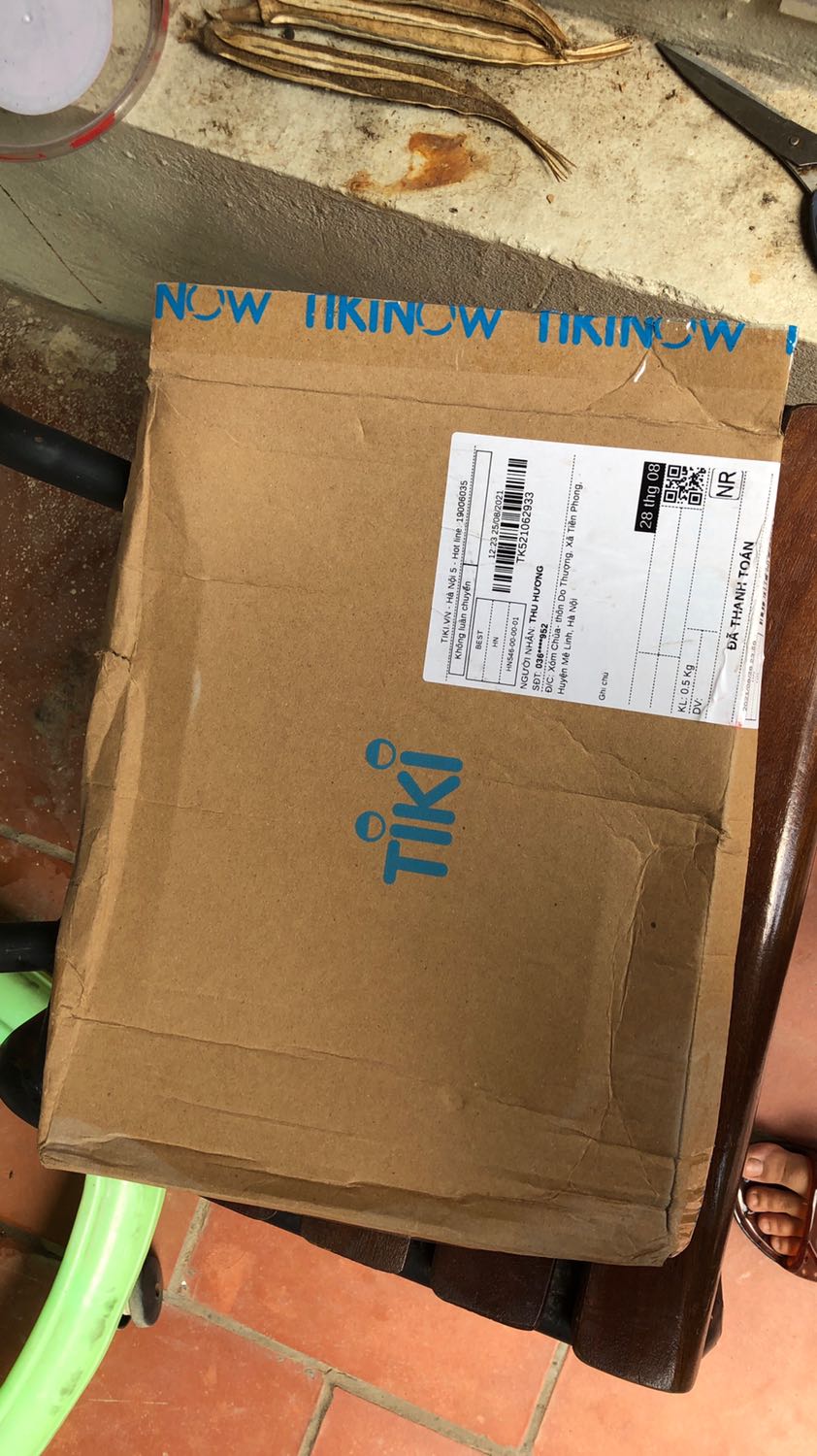 Người bán chỉ cho quyển sách vào hộp carton như này mà không có giấy bọc chống sốc hay lớp bảo vệ nào. Sách bị quăn một ít ở góc trên. Sách cũng không rẻ nên mong người bán rút kinh nghiệm gói hàng cẩn thận.
Nội dung phù hợp, mực in rõ nét, trình bày khoa học dễ hiểu, ngôn ngữ phù hợp trình độ B1, B2.