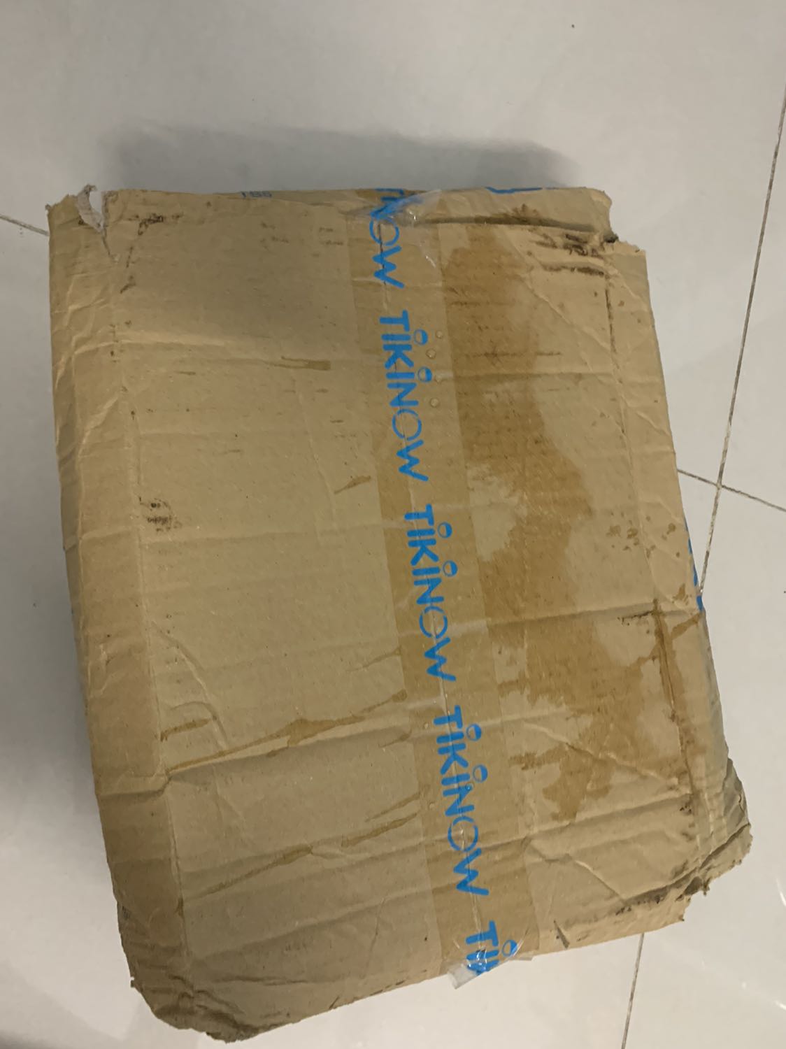 Nội dung sách thì miễn bàn nhưng mình đánh giá 1 sao cho vận chuyển quá tệ hại. Sách bìa cứng mà k được miếng chống sốc hay lót, hộp thì rách nát. 4 cuốn thì may 2 cuốn có bọc, cuốn diary k bọc nhưng cũng k sao. Còn cuốn này thì móp hết cạnh. Hộp đựng sách mà rách nát nhìn tức k chịu được. Biết là dịch giao trễ bao lâu mình đợi cũng được mà ai dè vận chuyển kiểu này đây, nhìn cuốn sách mà xót cực kì