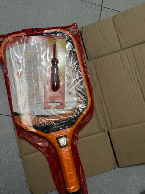 Mua chung với vợt muỗi, bút lúc đầu thử thấy không lên đèn tưởng hư ai dè xài tốt.