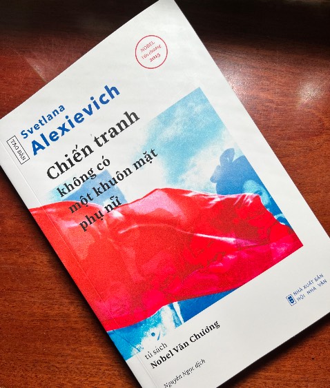 “Ôi các cô gái của tôi, các cô còn trẻ quá!
Ôi các con thân yêu của ta!”
Bom đạn, cái chết, cái khổ. Xưa giờ ta luôn nghĩ đó là việc của bọn đàn ông. Chỉ họ mới chịu được như thế. Nhưng không, qua cuốn sách này, mới biết thêm được một cuộc chiến khác. Đó là những người phụ nữ, họ sống và chiến đấu trong thời chiến, nhưng những thứ họ trải qua khác với đàn ông. Những cô gái mới chỉ 18 đến 20, họ đã chiến đấu, giành chiến thắng về cho Tổ quốc thân yêu. Nhưng những gì họ phải chịu đựng, những gì đã giết chết trái tim và tâm hồn họ, lại chưa từng có ai nói đến. Và qua cuốn sách này, ta mới hiểu rõ hơn hết những điều đó, những thống khổ của người phụ nữ trong thời chiến.
Ôi các cô gái …