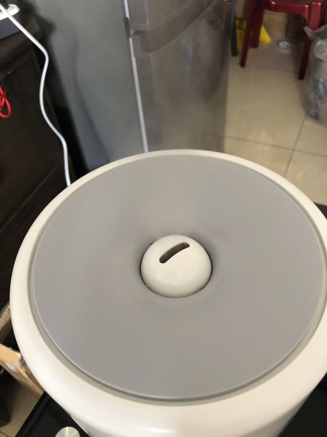 Máy sử dụng tốt, thông minh. Có đèn UV khử khuẩn. 
Có chức năng tự động đo độ ẩm và theo mức độ ẩm mình cài đặt. Nên dùng nước lọc để tránh dơ máy và đầu dò. 
Tuy nhiên không có phiếu bảo hành nên chỉ đánh giá 4 sao. 
Trong trường hợp cần bảo hành thì làm như thế nào? shop hoặc tiki phản hồi giúp nhé