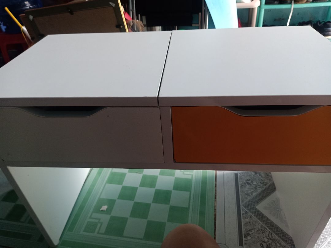 Ngăn kéo bị vào nước => phồng rộp=> do đóng gói không kĩ càng. Góp ý nên đóng gói kĩ vì chất chống nước không bao phủ hết bàn TĐ, vẫn có những phần gỗ lòi ra nên bao, gói kĩ những chỗ như vậy. còn bàn thì tạm được dù hơi xước nhưng phù hợp giá tiền, bảo quản kĩ thì chắc dùng cũng được lâu.