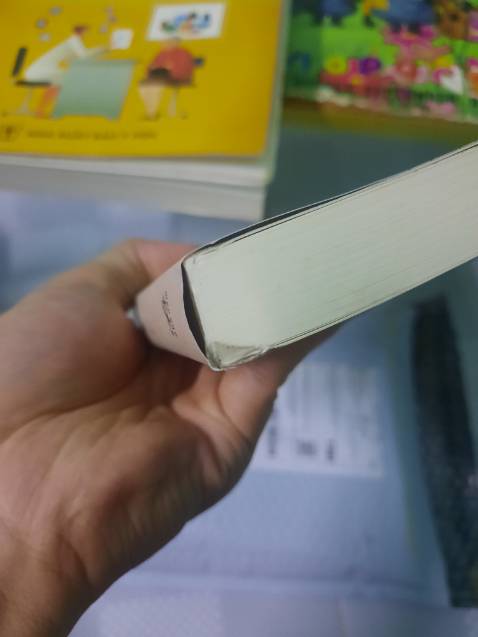 Khui hàng thấy sách bị xước nặng 1 góc