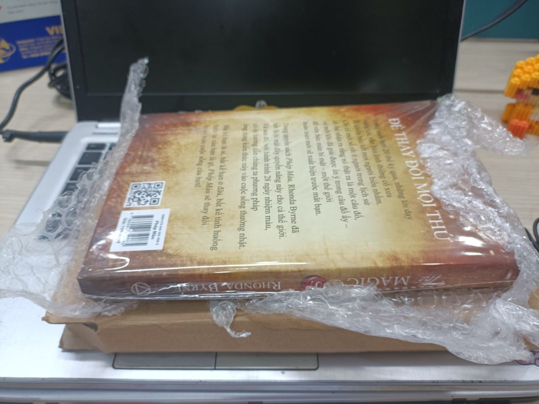 Mua 2 cuốn nhưng chỉ giao 1 cuốn phải gọi lên tổng đài rồi chụp hình gửi qua ***. Phiền lắm luôn đó. Lúc cầm sản phẩm cũng nói shiper "sao 2 cuốn mà mỏng vậy?" nhưng vẫn cầm tiền trả 2 cuốn. 😌😌😌
Thêm phần đóng gói chỉ biết cạn lời, nếu chỉ quấn xốp nổ mặt trước mặt sau để không quấn thì sau này quấn nữa.