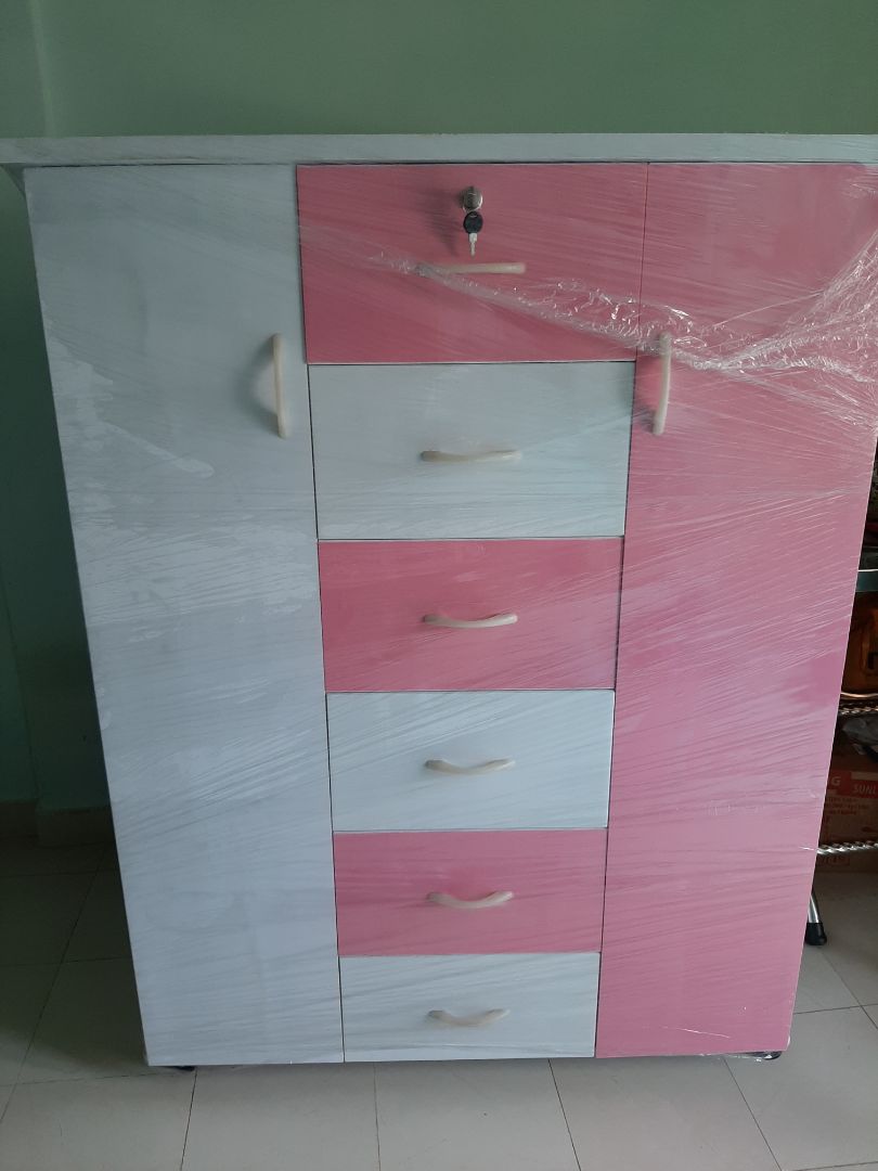 mua xong ưng ý quá trời, thích ngắm đi ngắm lại. tuy mình đã đi làm nhưng còn ở trọ, tủ gọn gàng và nhiều ngắn, đã vậy kéo ra vô dễ dàng nên mình thích lắm