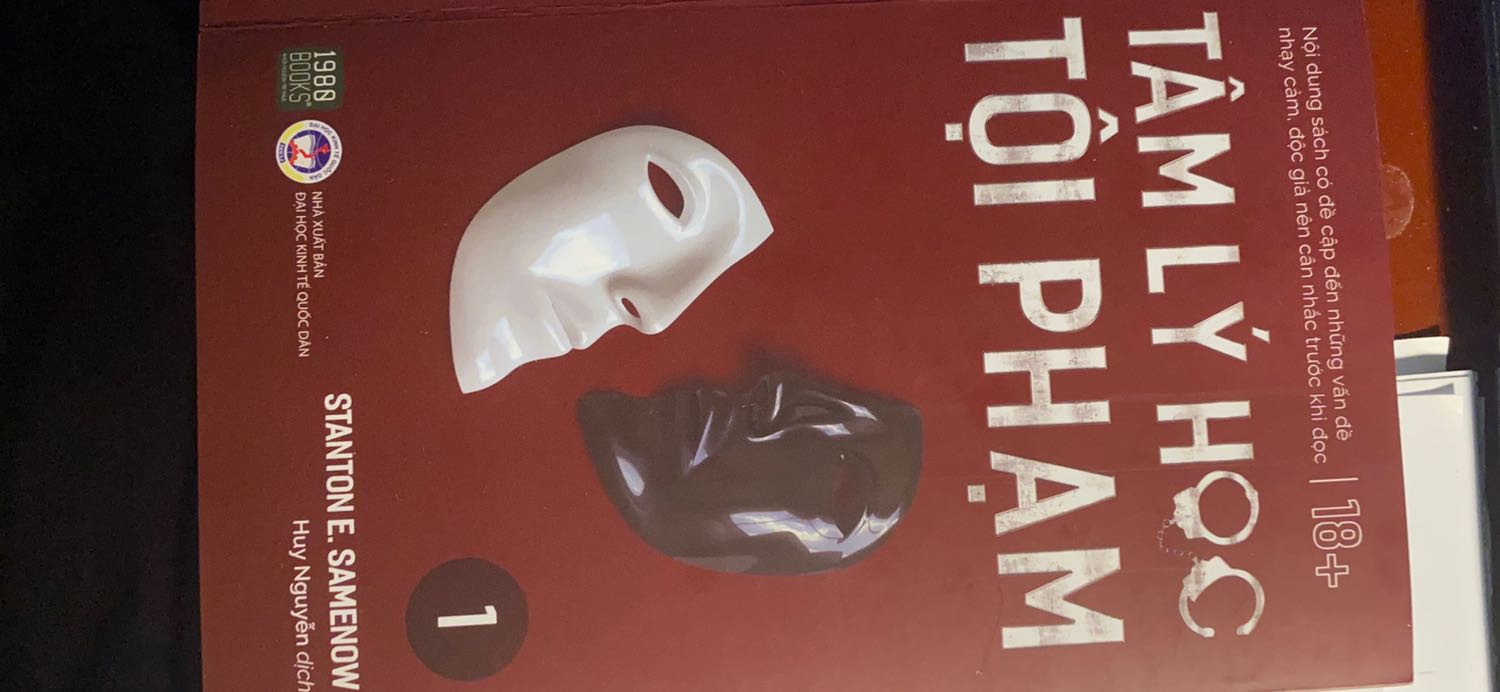 Đóng gói của tiki thì mình vẫn thấy hài lòng trc giờ. Chất lượng giấy thì tốt, cảm giác rất thích. Nhưng nội dung thì kb là do lối hành văn của tác giả hay do ng dịch mà nó khá là khó hiểu. Có thể do liên quan đến lĩnh vực tội phạm học nên nhiều từ vựng còn lạ lẫm khiến mk hoang mang. Nhưng chung quy lại cần p đọc thật chậm và thậm chí có những đoạn p đọc đi đọc lại mới hiểu đc, cx có khi ko hiểu tí gì. Nói chung là khá rối não