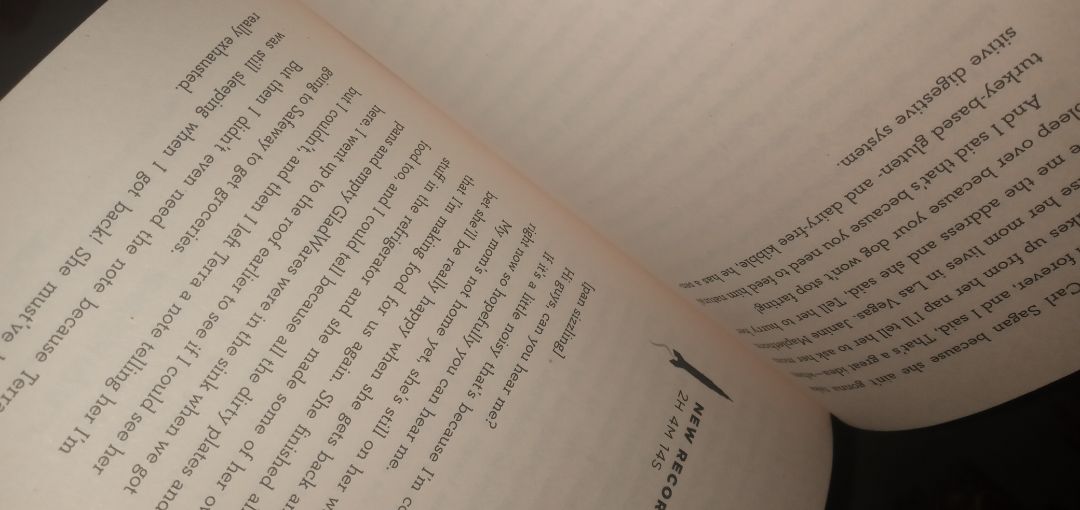 Giao hàng nhanh, sớm hơn dự kiến. Chất lượng giấy tốt, khá dày. Vì mình đọc sách để phục vụ cho việc học tiếng Anh với ghi chép bằng viết chì khá nhiều trong sách nên mình có sử dụng tẩy rất nhiều, nhưng vẫn chưa bị nhem nhuốc nhiều và có dấu hiệu mất chữ. Những ai vừa mới bắt đầu đọc sách bằng tiếng Anh thì hãy nên cân nhắc cuốn này nhé.