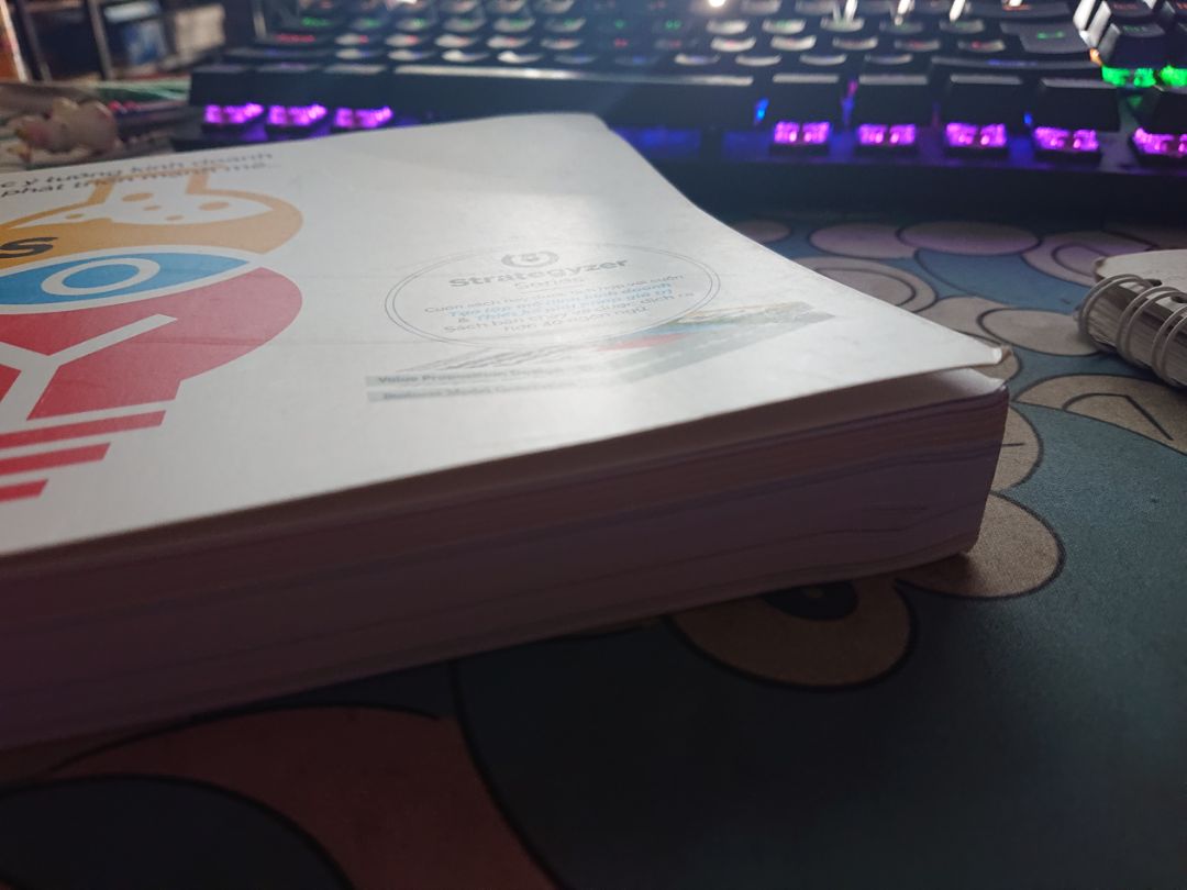 đóng gói không có bọc chống xốc, bìa và 2 góc giấy bị gập gãy, thời gian giao hàng chậm